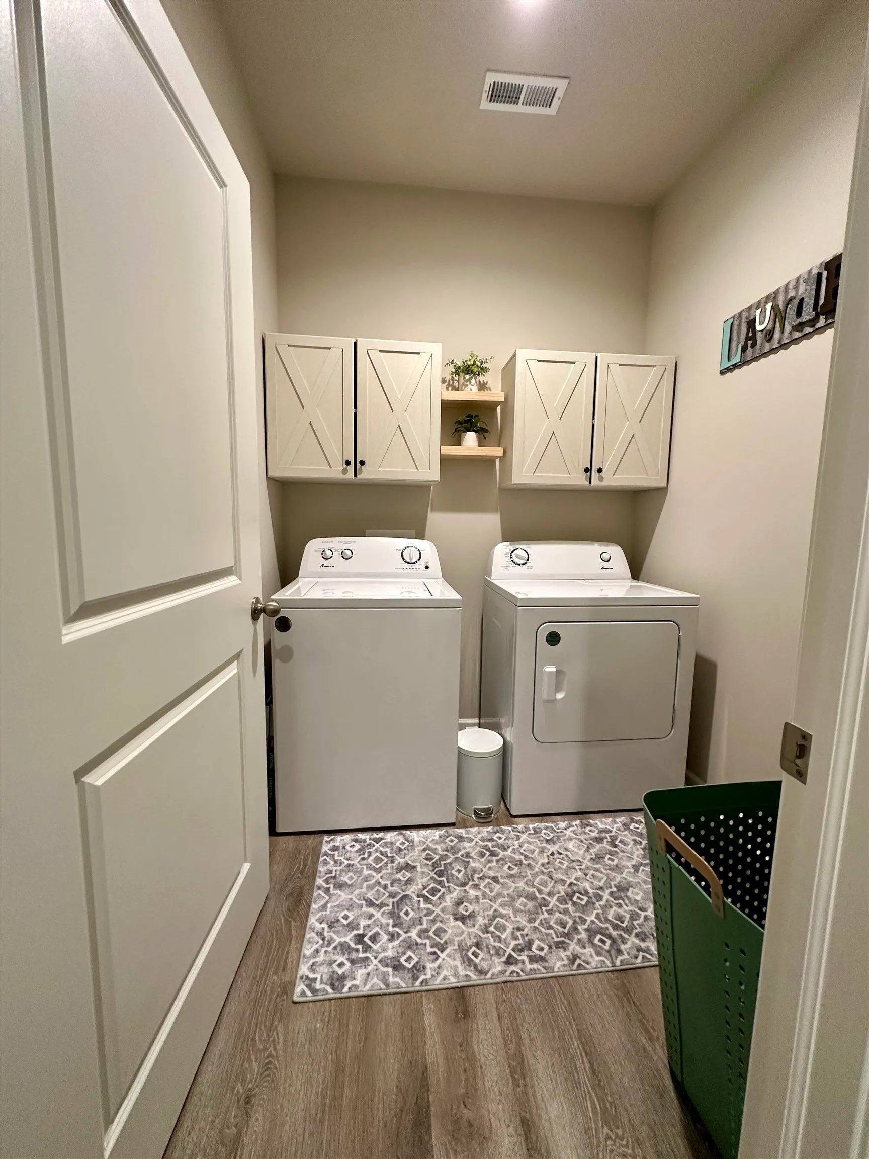 Newton, Kansas 67114, United States, 4 Bedrooms Bedrooms, ,2 BathroomsBathrooms,Residential,Pending,119356