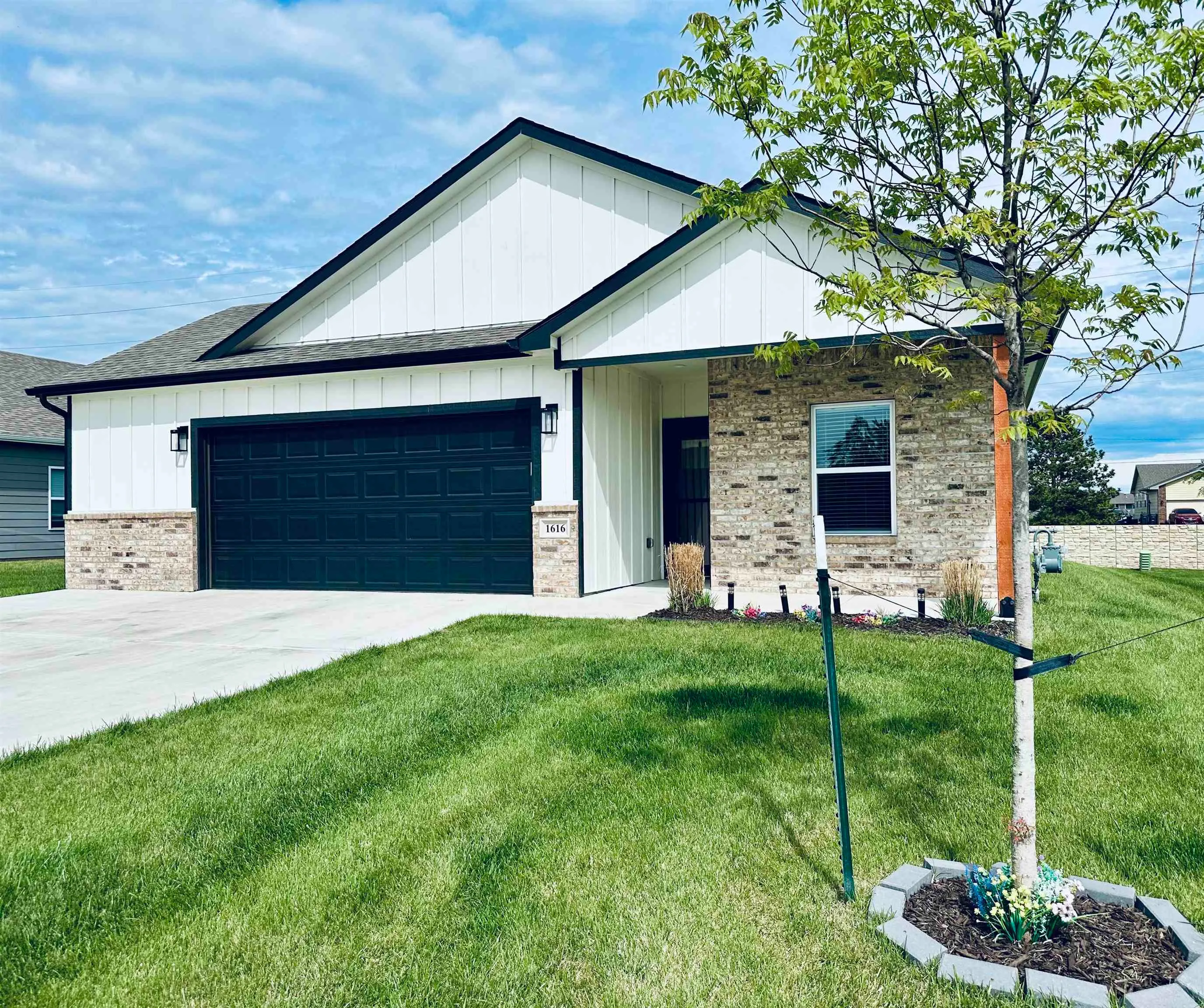 Newton, Kansas 67114, United States, 4 Bedrooms Bedrooms, ,2 BathroomsBathrooms,Residential,Pending,119356