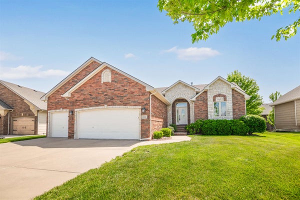 2034 S SIERRA HILLS CT, WICHITA, KS 67230 - Image 34ba1c1fa4bb6454fa85d86d07b17b40/540638947