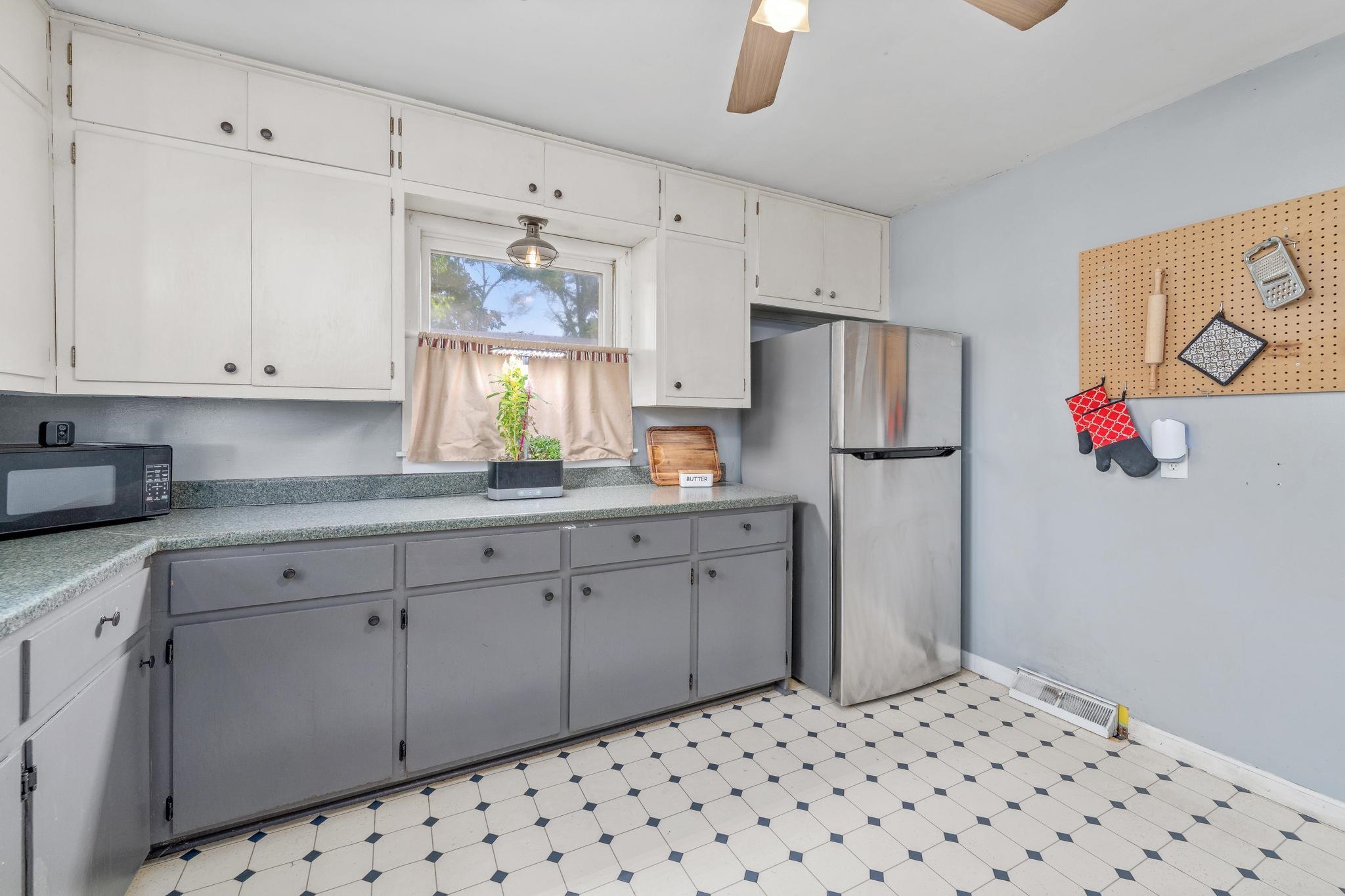 1215 N Logan St, Newton, Kansas image 24