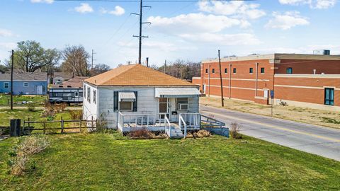 Homes For Sale - 1421 N State St<br/> Augusta, KS 67010