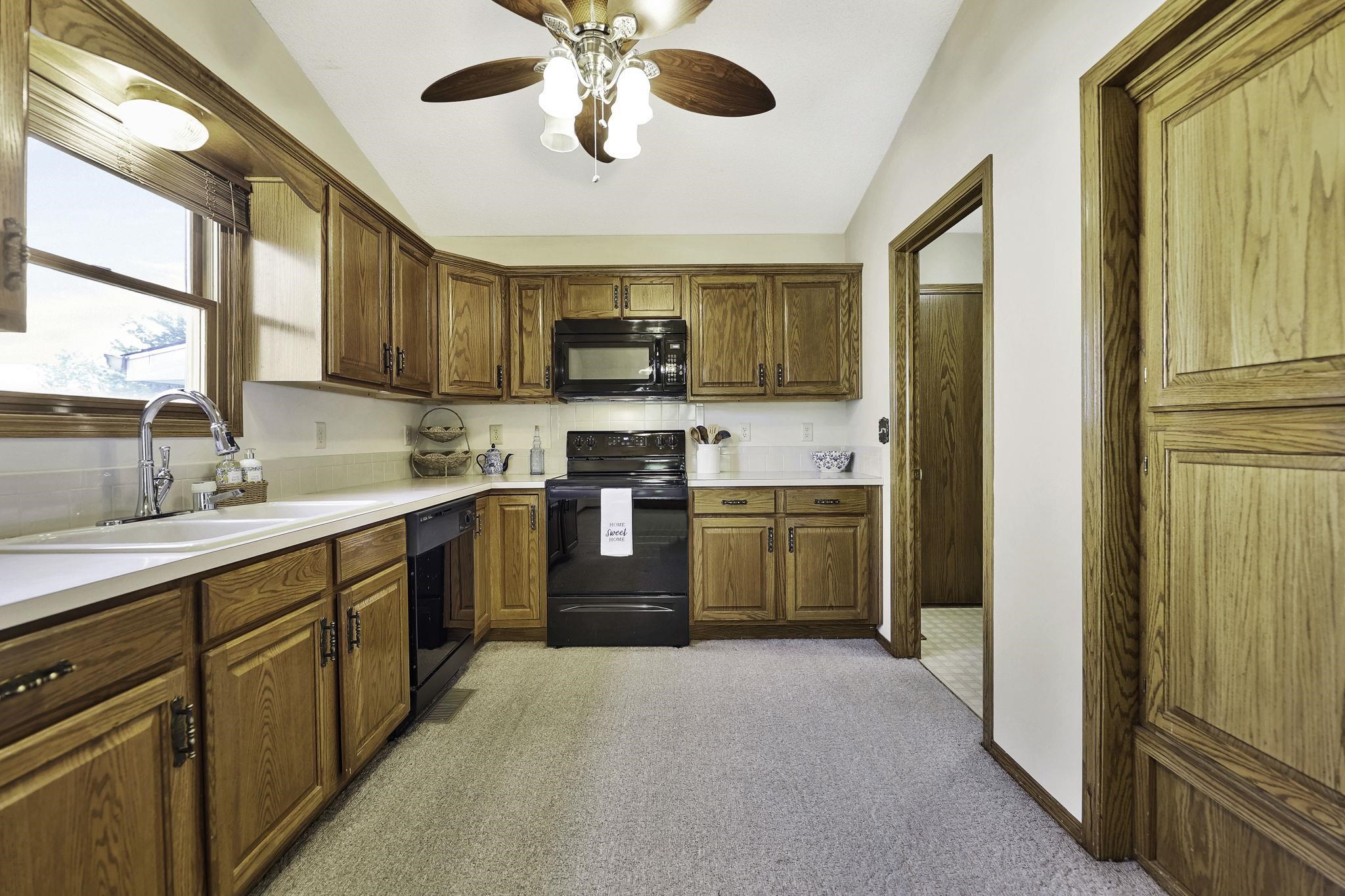 Wichita, Kansas 67212, United States, 4 Bedrooms Bedrooms, ,3 BathroomsBathrooms,Residential,Pending,57485