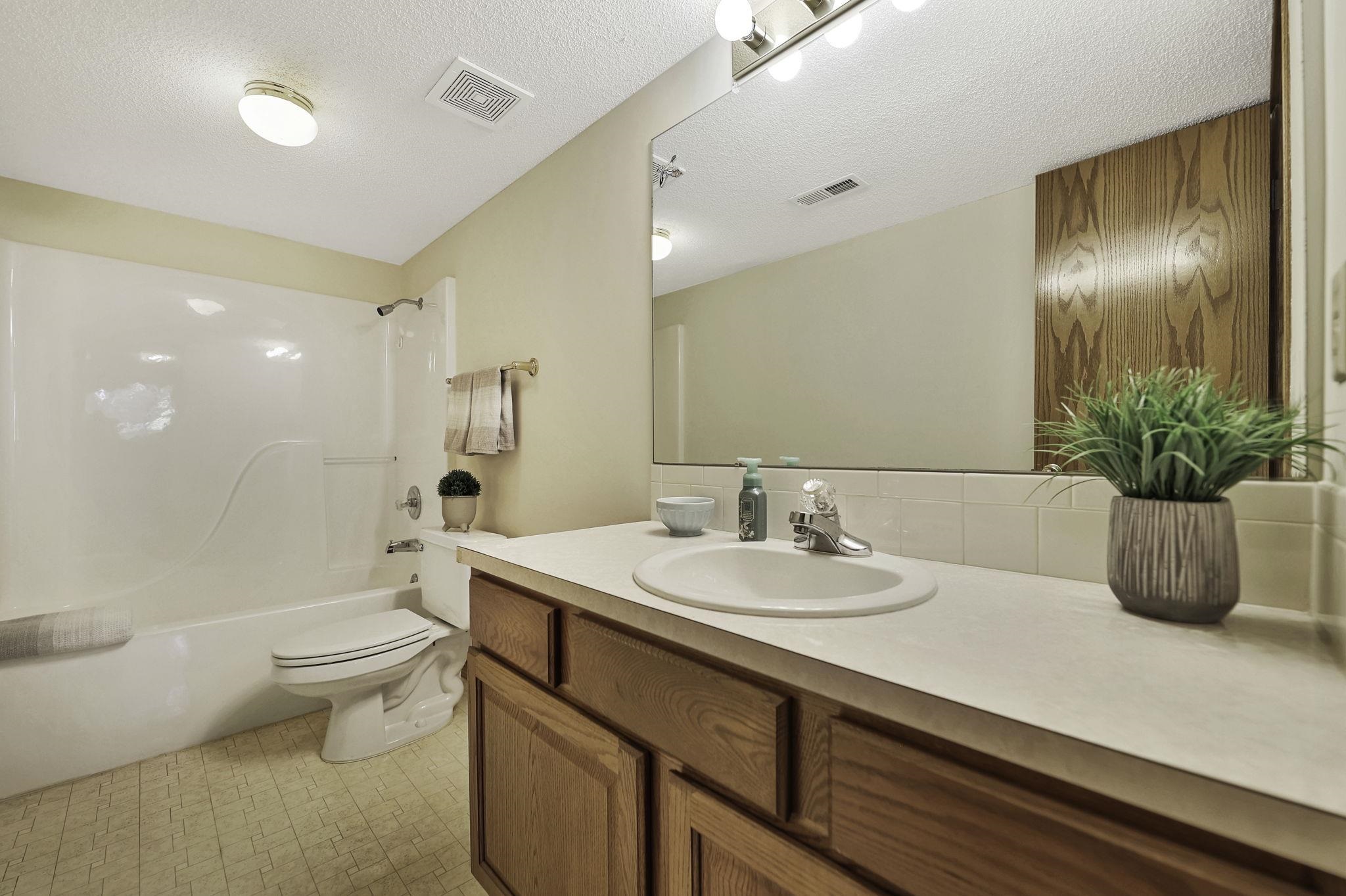 Wichita, Kansas 67212, United States, 4 Bedrooms Bedrooms, ,3 BathroomsBathrooms,Residential,Pending,57485