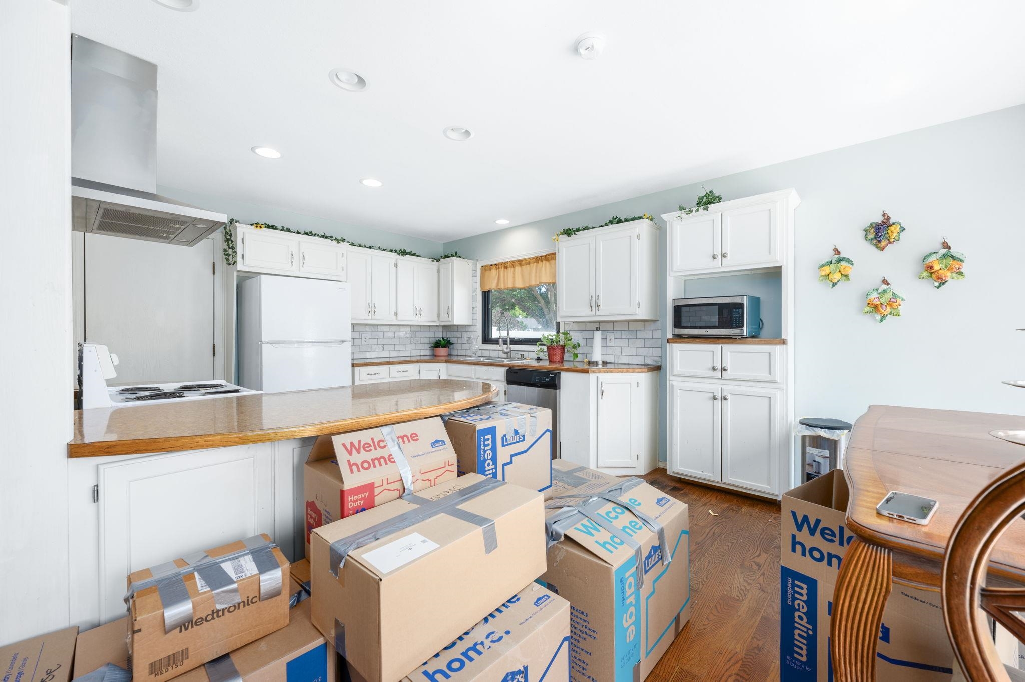 Wichita, Kansas 67212, United States, 4 Bedrooms Bedrooms, ,3 BathroomsBathrooms,Residential,Pending,53471