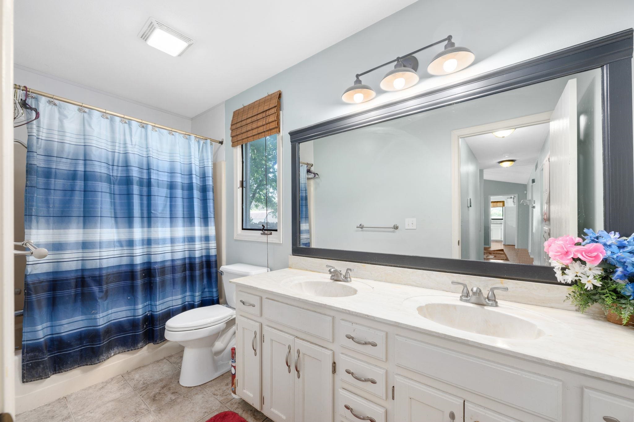 Wichita, Kansas 67212, United States, 4 Bedrooms Bedrooms, ,3 BathroomsBathrooms,Residential,Pending,53471