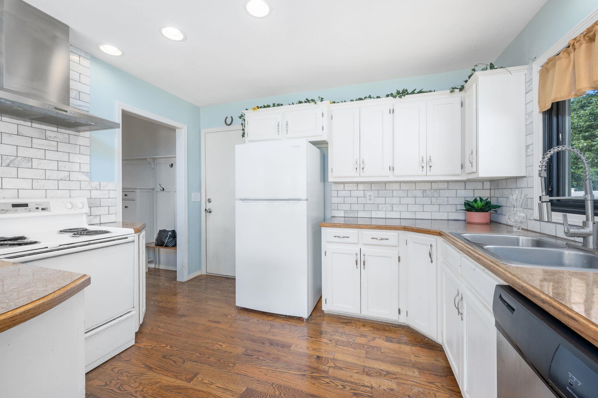 Wichita, Kansas 67212, United States, 4 Bedrooms Bedrooms, ,3 BathroomsBathrooms,Residential,Pending,53471