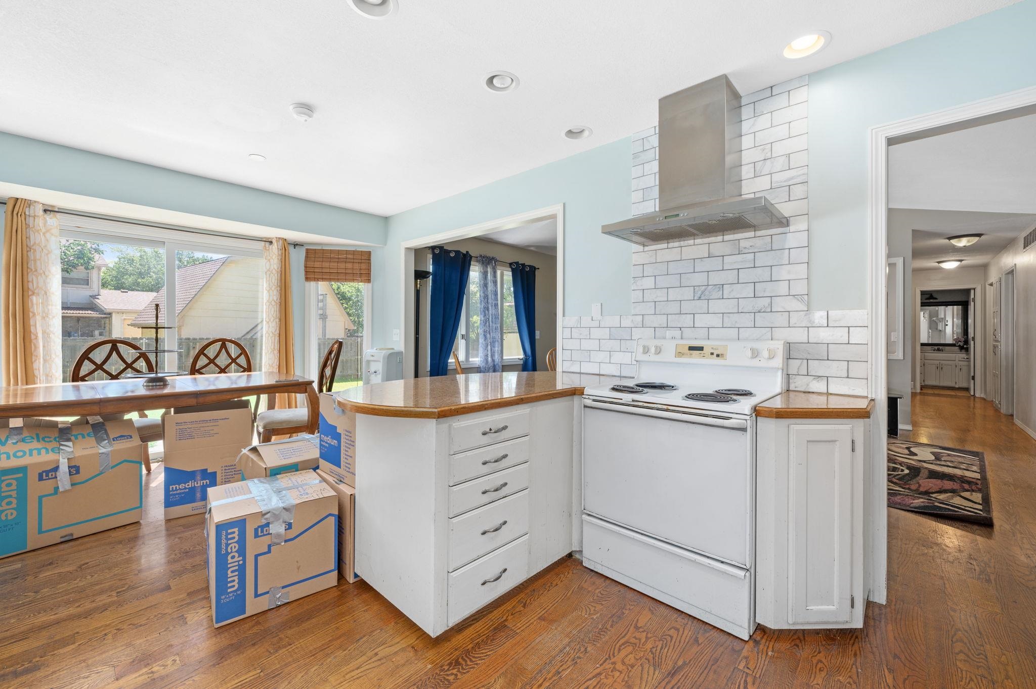 Wichita, Kansas 67212, United States, 4 Bedrooms Bedrooms, ,3 BathroomsBathrooms,Residential,Pending,53471