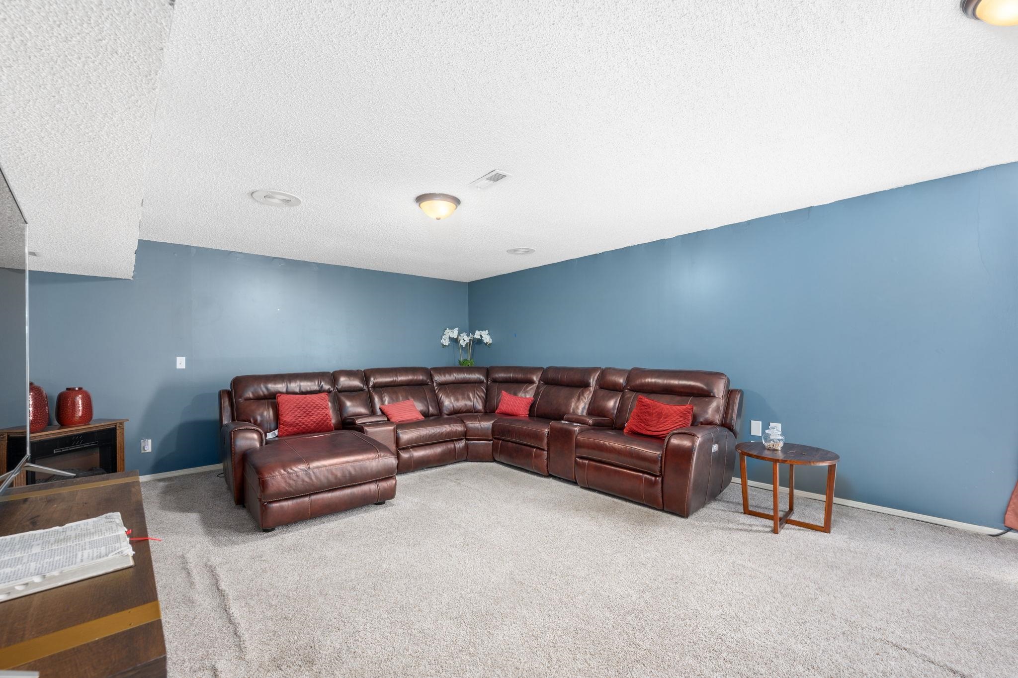 Wichita, Kansas 67212, United States, 4 Bedrooms Bedrooms, ,3 BathroomsBathrooms,Residential,Pending,53471