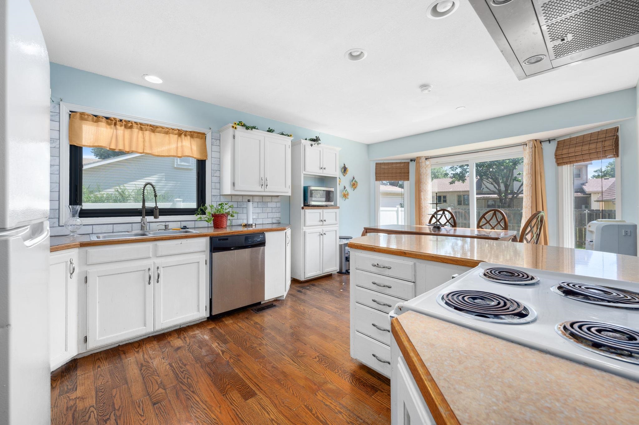 Wichita, Kansas 67212, United States, 4 Bedrooms Bedrooms, ,3 BathroomsBathrooms,Residential,Pending,53471