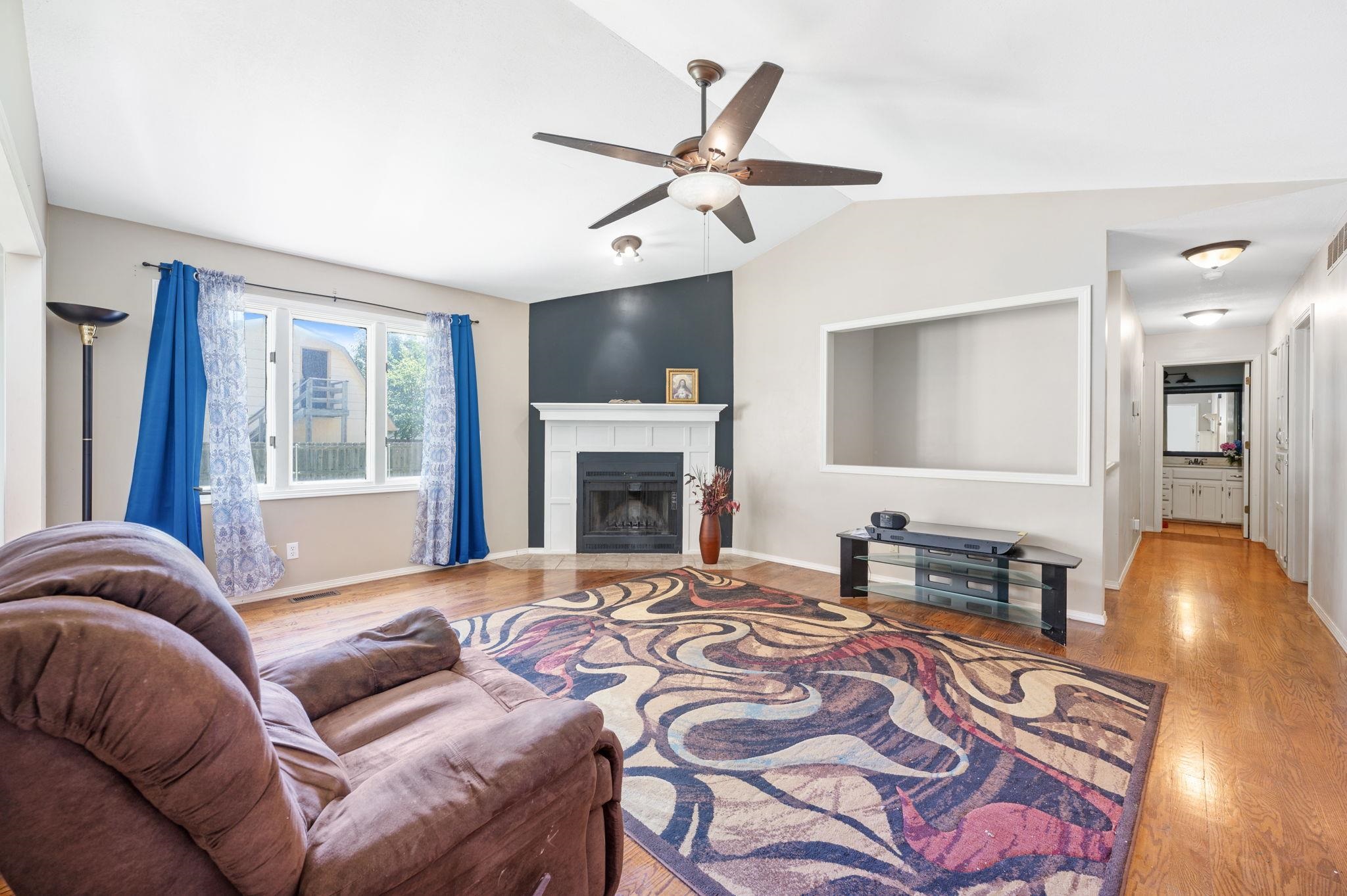 Wichita, Kansas 67212, United States, 4 Bedrooms Bedrooms, ,3 BathroomsBathrooms,Residential,Pending,53471