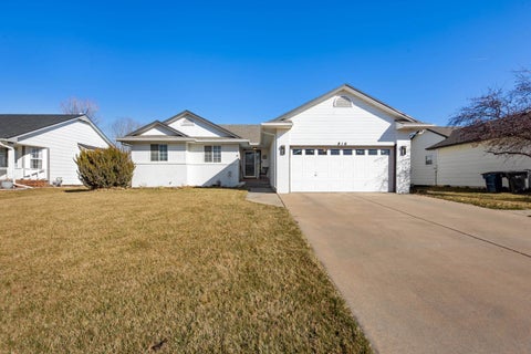 Homes For Sale - 816 Country Ln<br/> Harvey County, Newton, KS 67114
