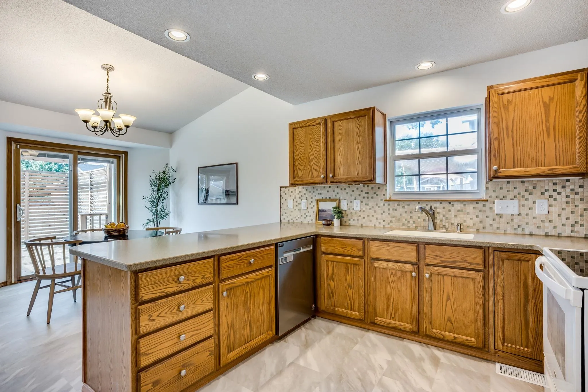 Wichita, Kansas 67212, United States, 4 Bedrooms Bedrooms, ,3 BathroomsBathrooms,Residential,Pending,192371