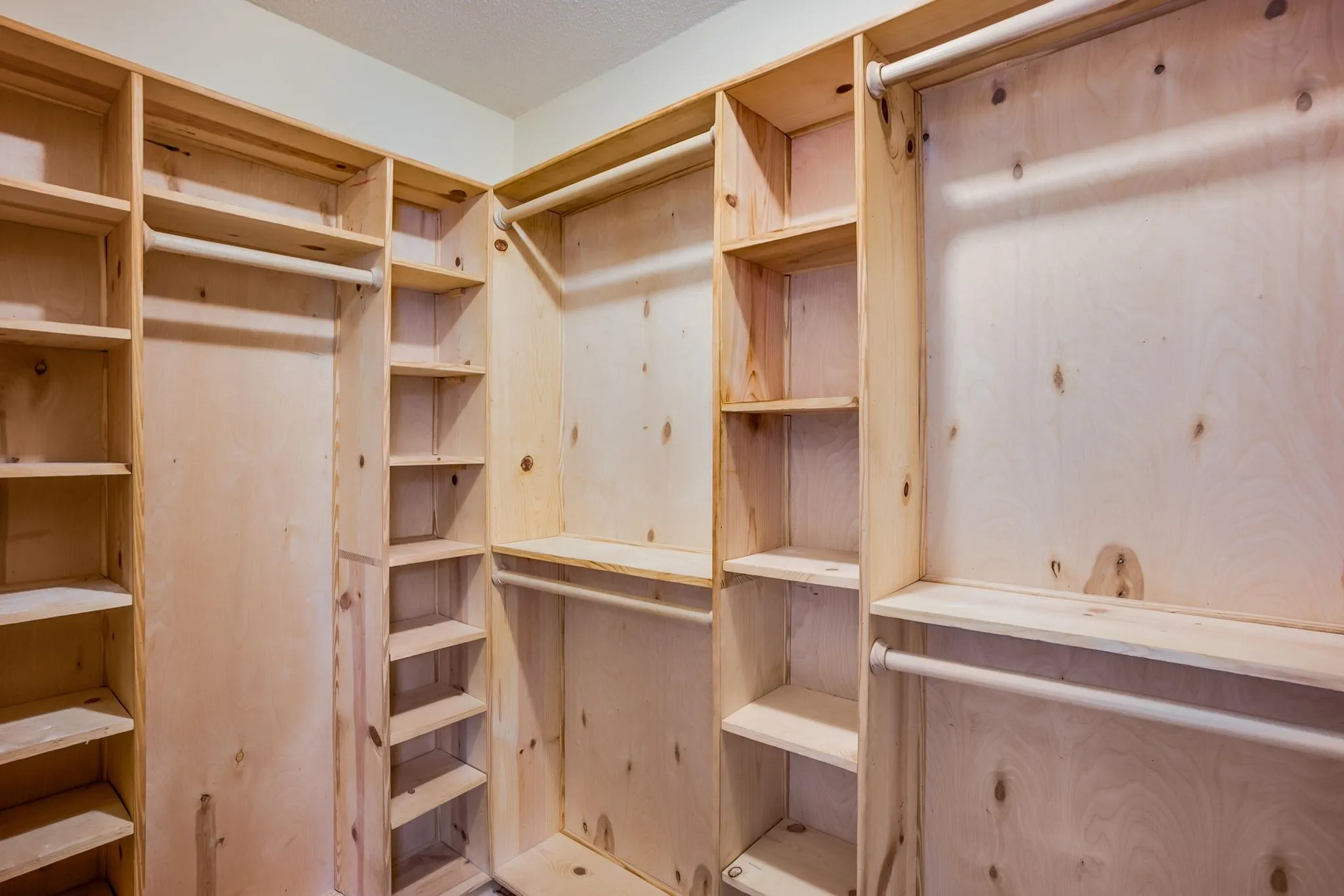 Wichita, Kansas 67212, United States, 4 Bedrooms Bedrooms, ,3 BathroomsBathrooms,Residential,Pending,192371