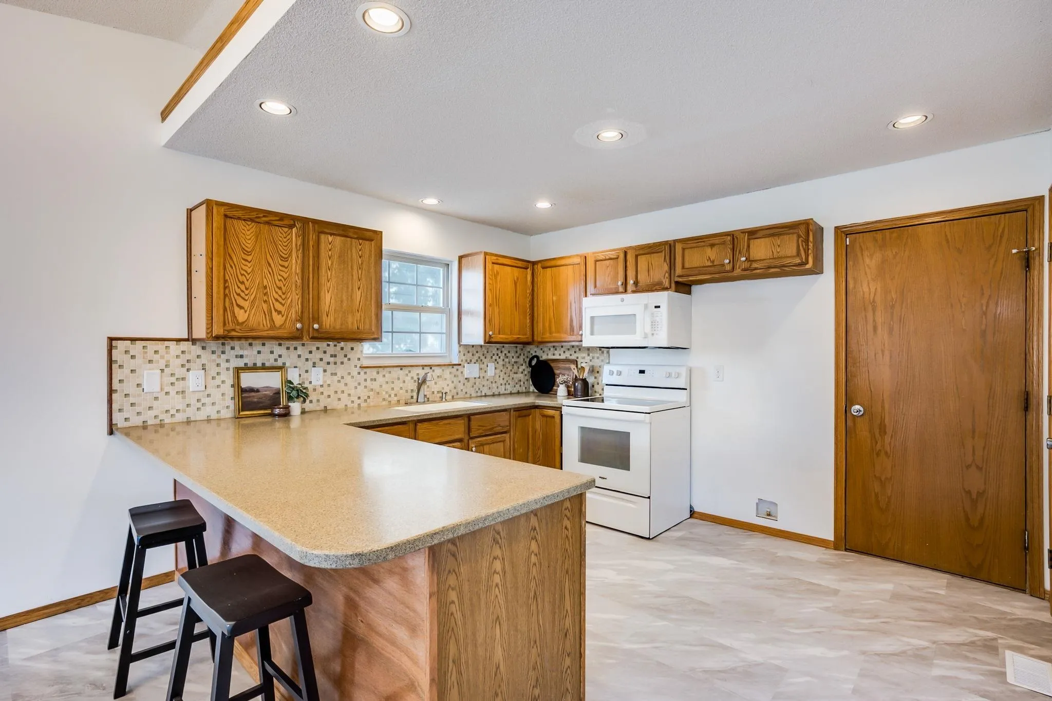 Wichita, Kansas 67212, United States, 4 Bedrooms Bedrooms, ,3 BathroomsBathrooms,Residential,Pending,192371