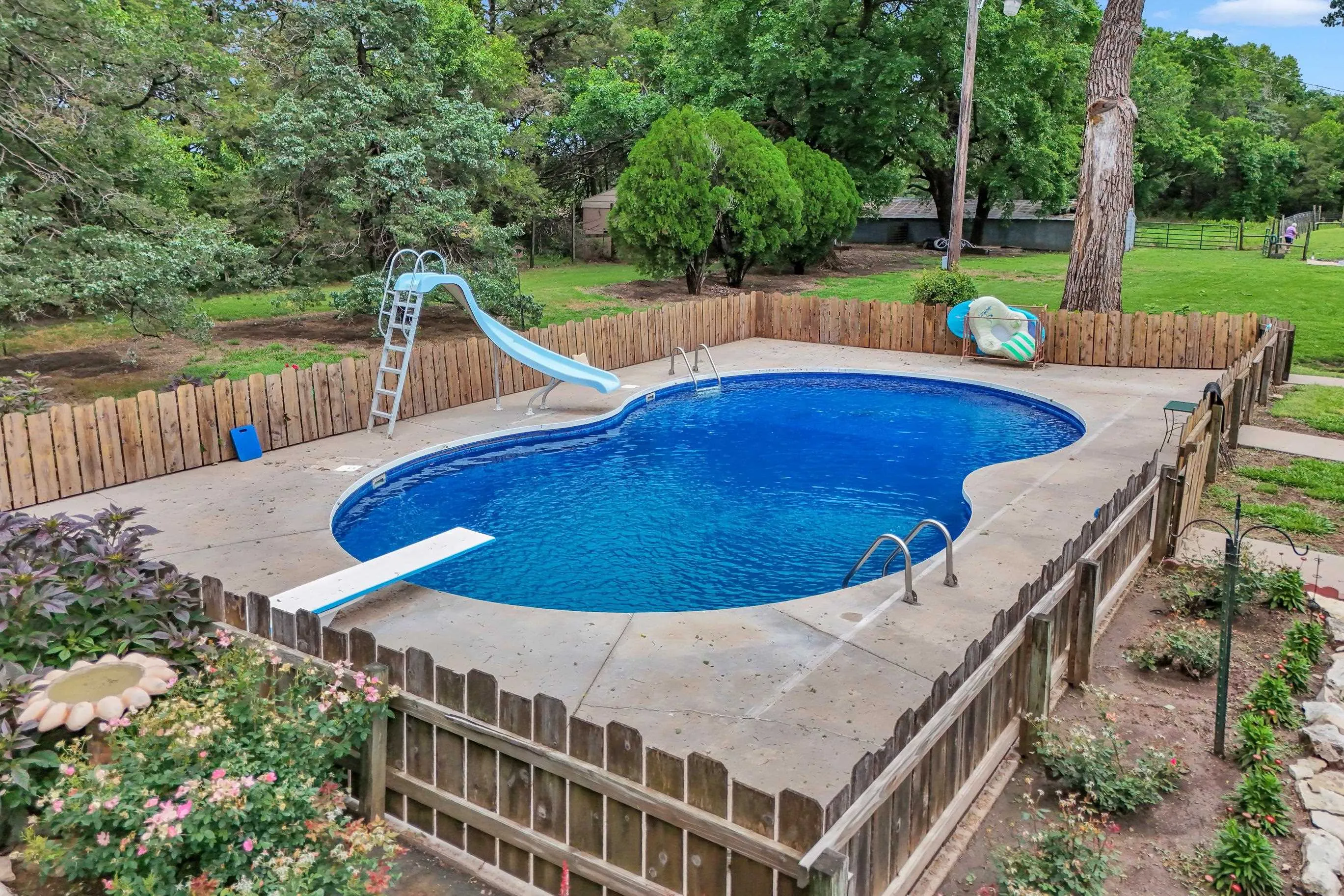 Newton, Kansas 67114, United States, 4 Bedrooms Bedrooms, ,2 BathroomsBathrooms,Residential,Pending,155844