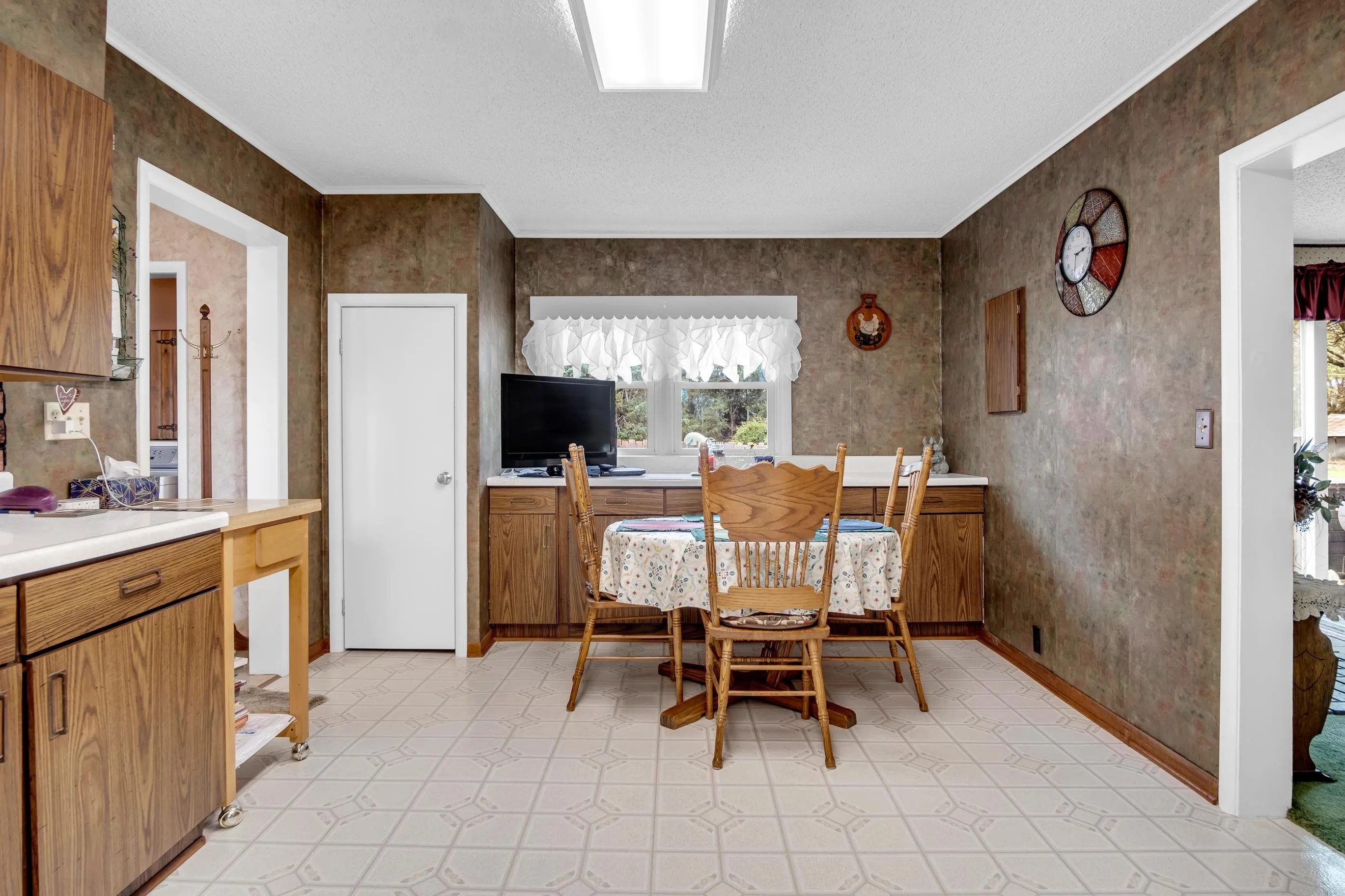 Newton, Kansas 67114, United States, 4 Bedrooms Bedrooms, ,2 BathroomsBathrooms,Residential,Pending,155844