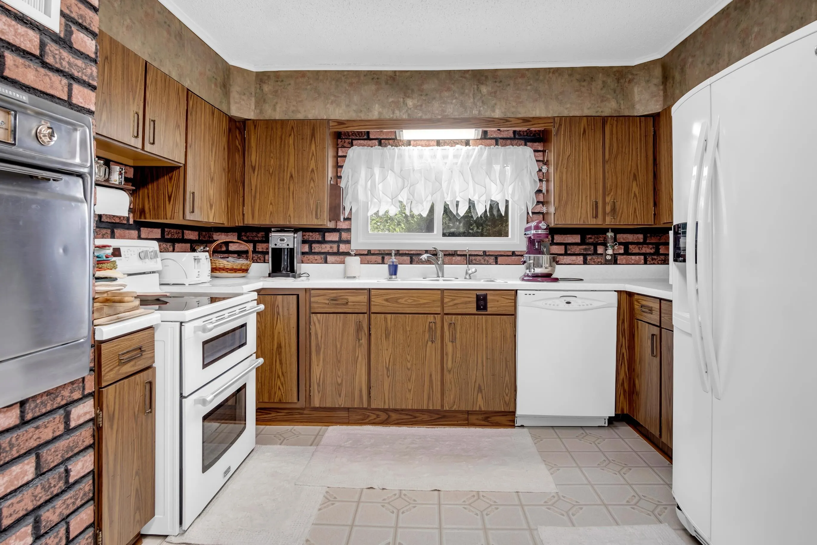 Newton, Kansas 67114, United States, 4 Bedrooms Bedrooms, ,2 BathroomsBathrooms,Residential,Pending,155844