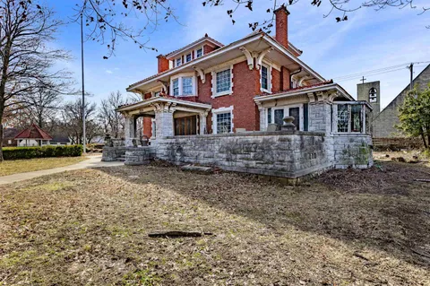 209 S Highland Ave, Chanute, KS MLS: 652151