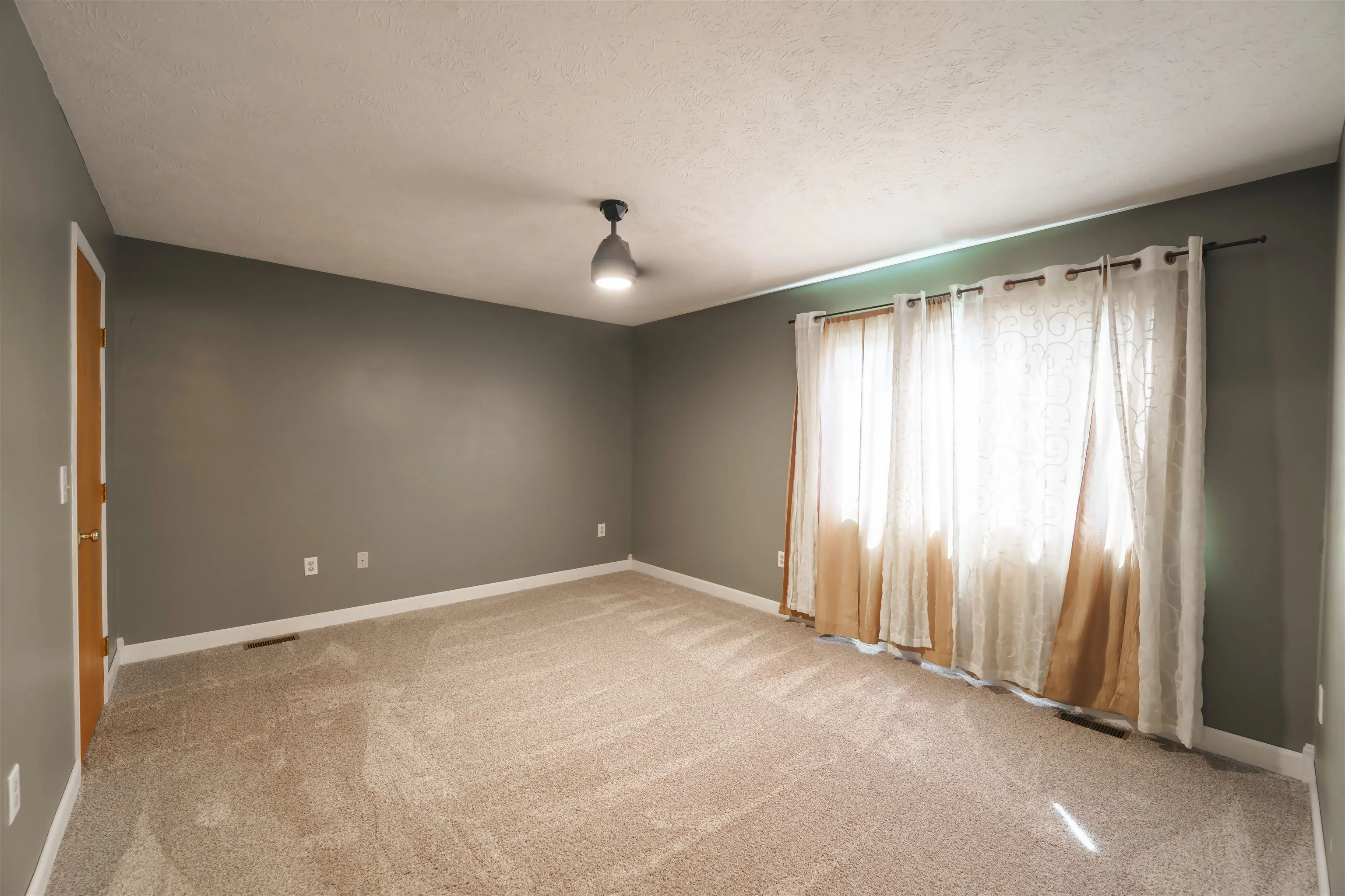 Salina, Kansas 67401, United States, 4 Bedrooms Bedrooms, ,2 BathroomsBathrooms,Residential,Pending,104928