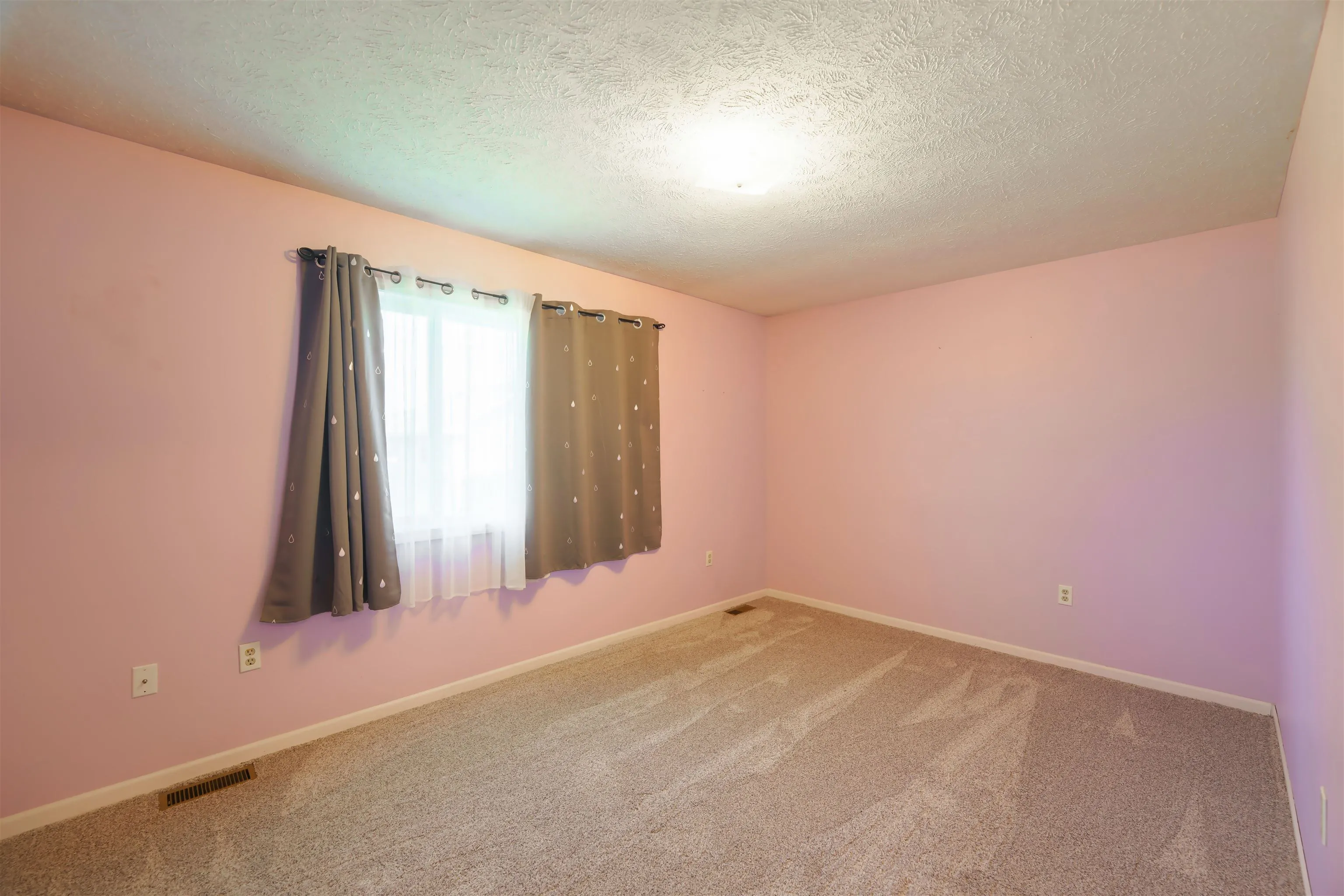 Salina, Kansas 67401, United States, 4 Bedrooms Bedrooms, ,2 BathroomsBathrooms,Residential,Pending,104928