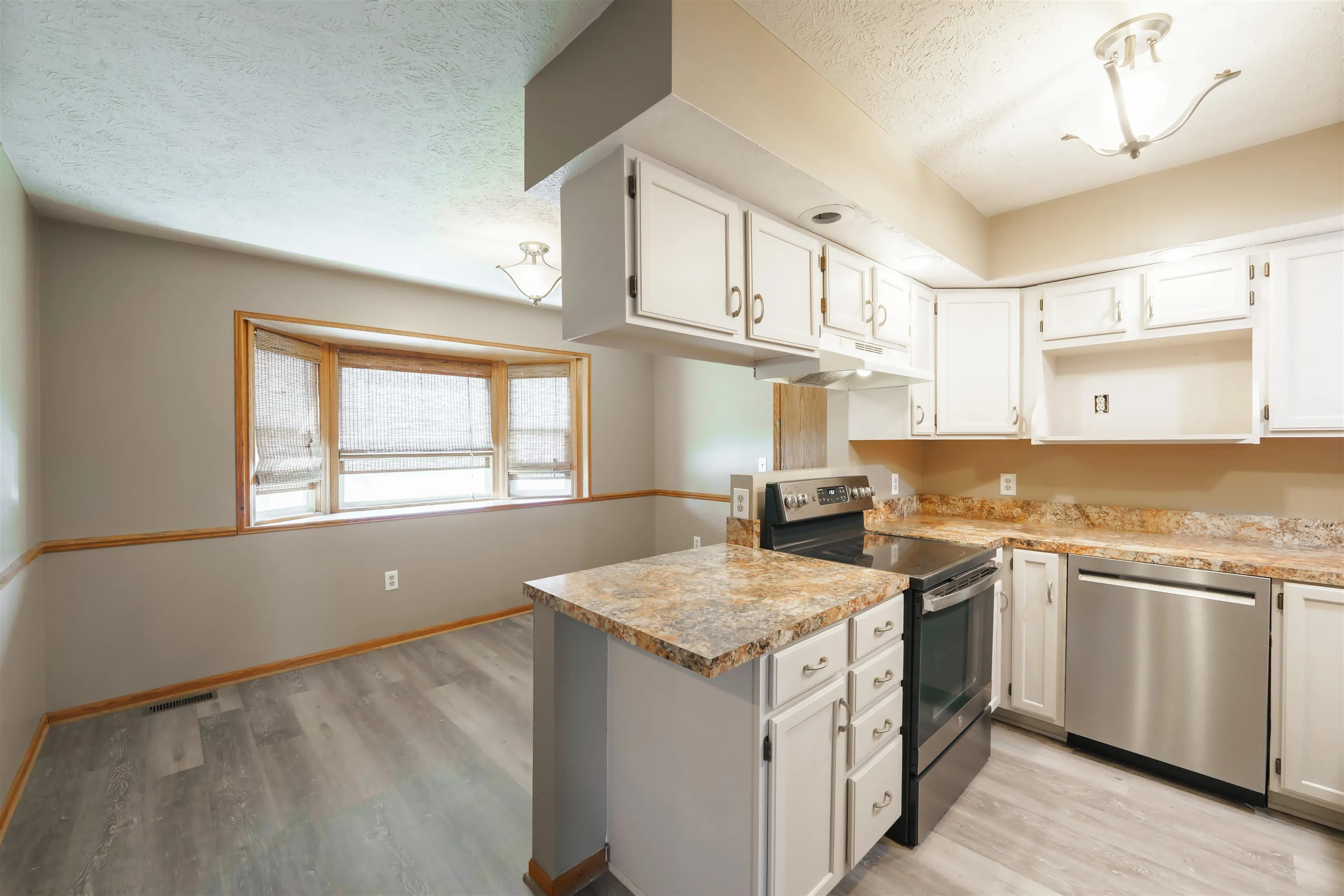 Salina, Kansas 67401, United States, 4 Bedrooms Bedrooms, ,2 BathroomsBathrooms,Residential,Pending,104928