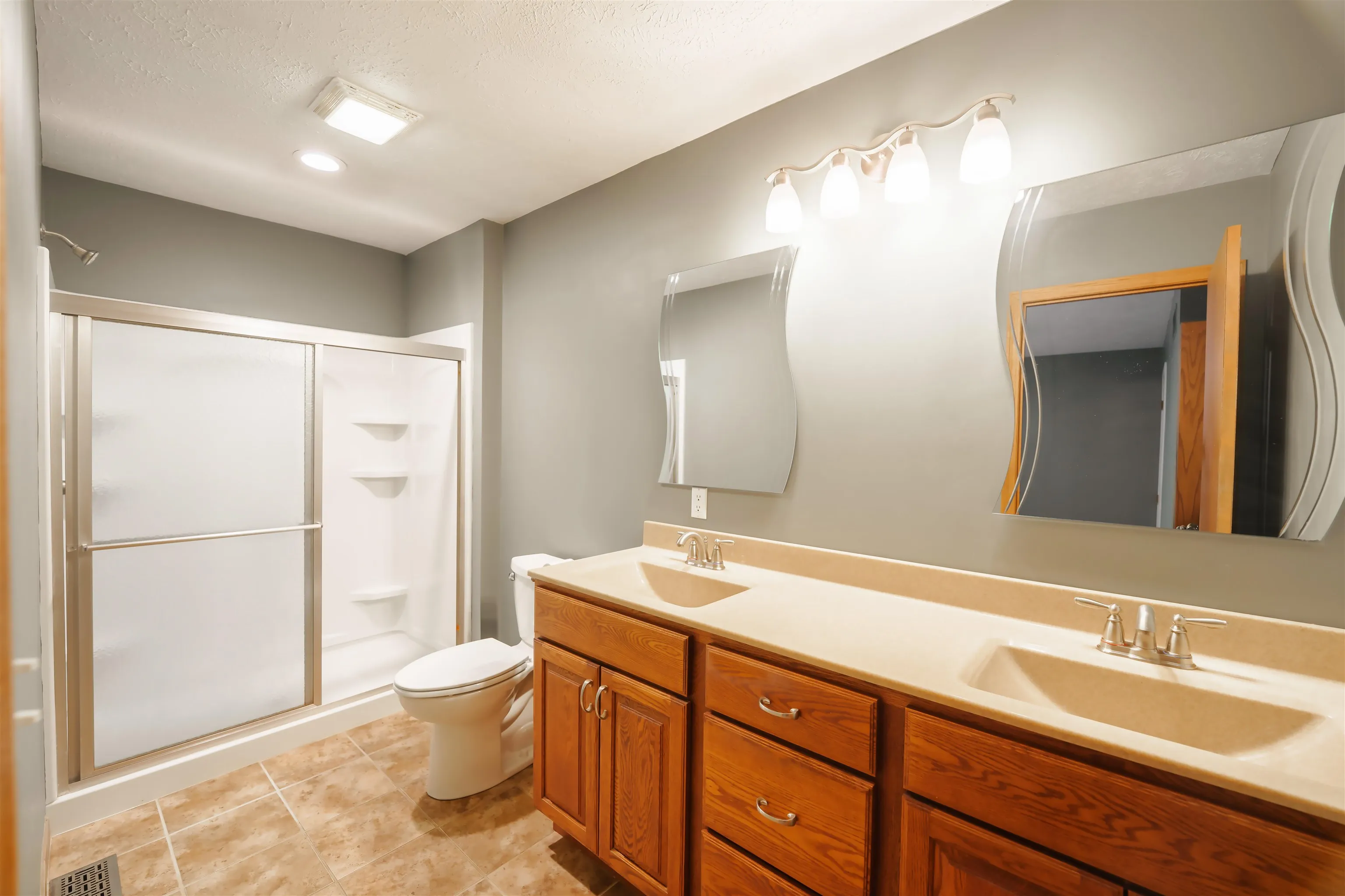 Salina, Kansas 67401, United States, 4 Bedrooms Bedrooms, ,2 BathroomsBathrooms,Residential,Pending,104928