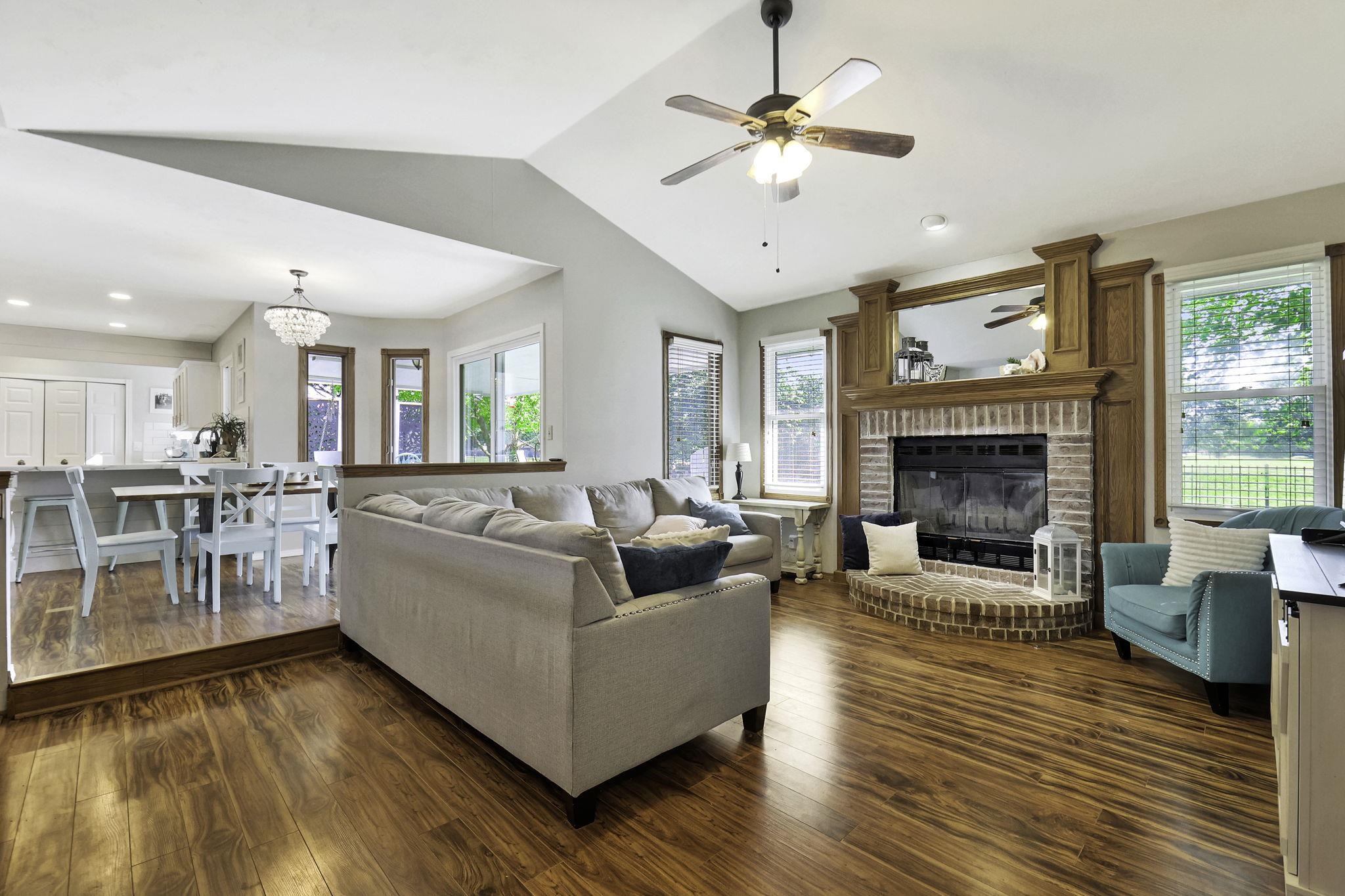 Wichita, Kansas 67212, United States, 5 Bedrooms Bedrooms, ,3 BathroomsBathrooms,Residential,Pending,59492