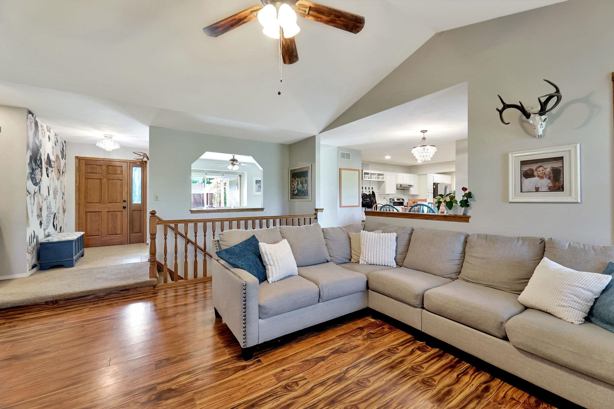 Wichita, Kansas 67212, United States, 5 Bedrooms Bedrooms, ,3 BathroomsBathrooms,Residential,Pending,59492