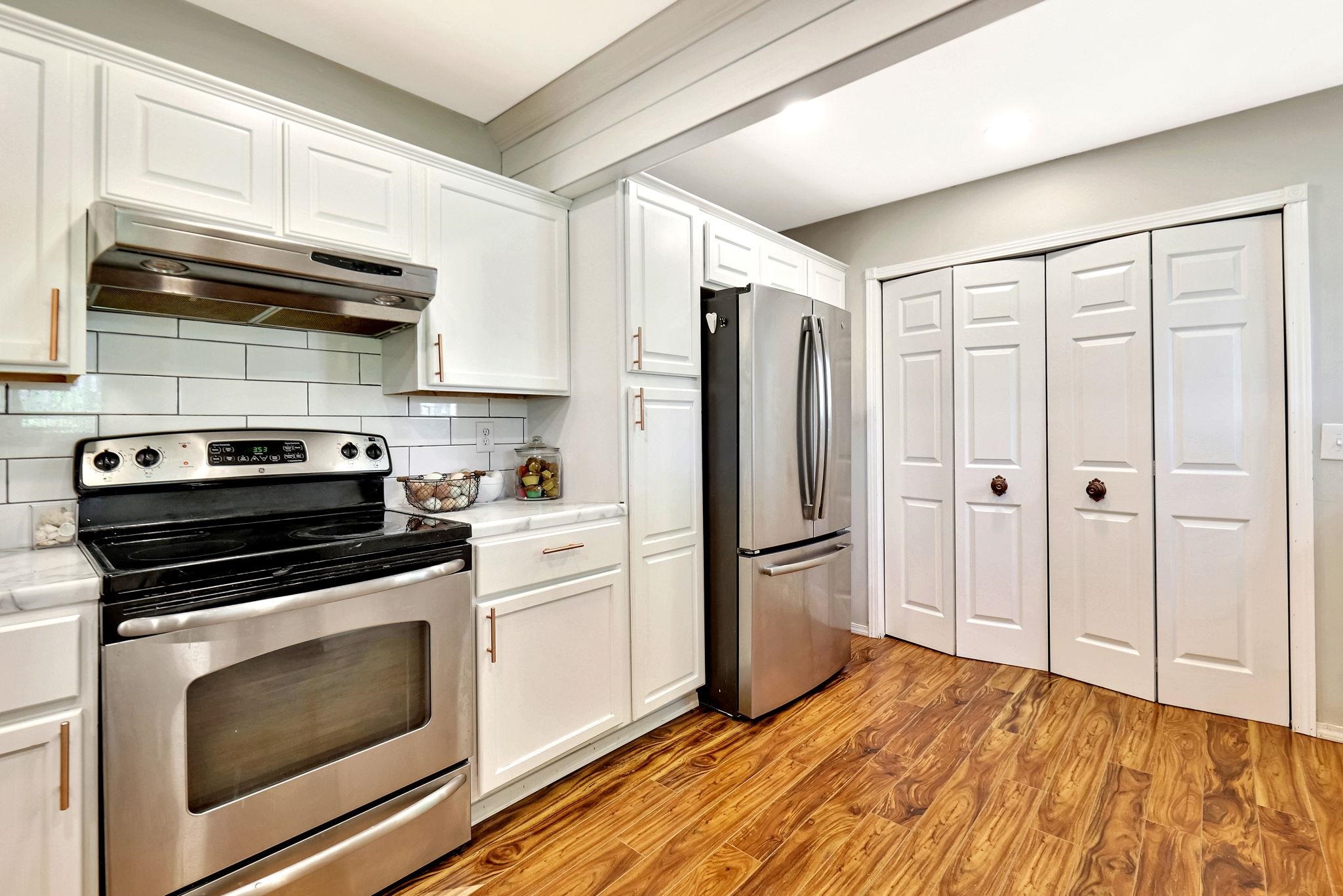 Wichita, Kansas 67212, United States, 5 Bedrooms Bedrooms, ,3 BathroomsBathrooms,Residential,Pending,59492