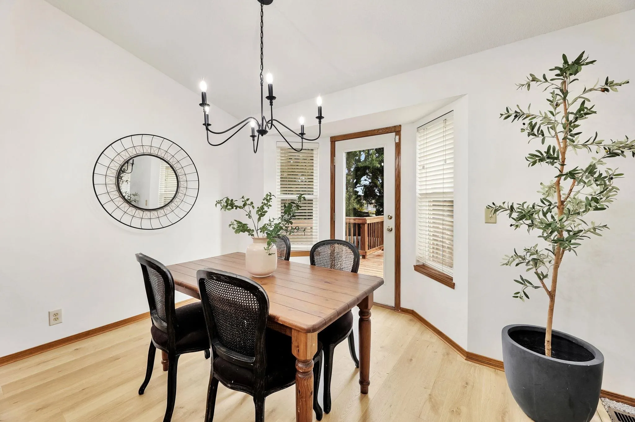 Wichita, Kansas 67209, United States, 4 Bedrooms Bedrooms, ,3 BathroomsBathrooms,Residential,Pending,42100