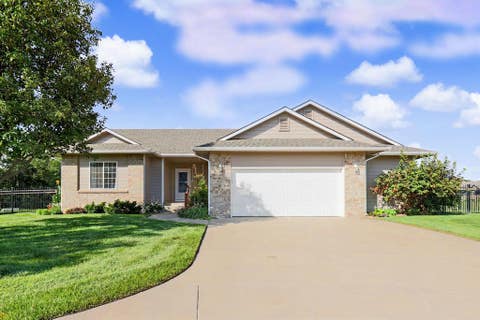 Townhouse For Sale - 8025 W Suncrest Ct<br/> Wichita, KS 67212