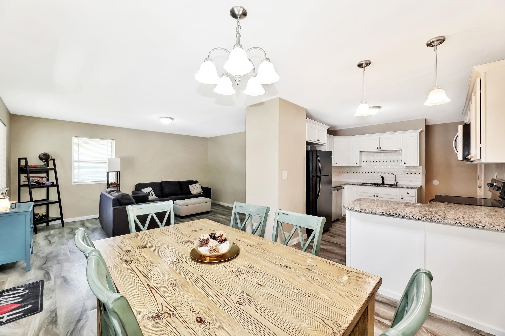 Haysville, Kansas 67060, United States, 3 Bedrooms Bedrooms, ,3 BathroomsBathrooms,Residential,Pending,61714