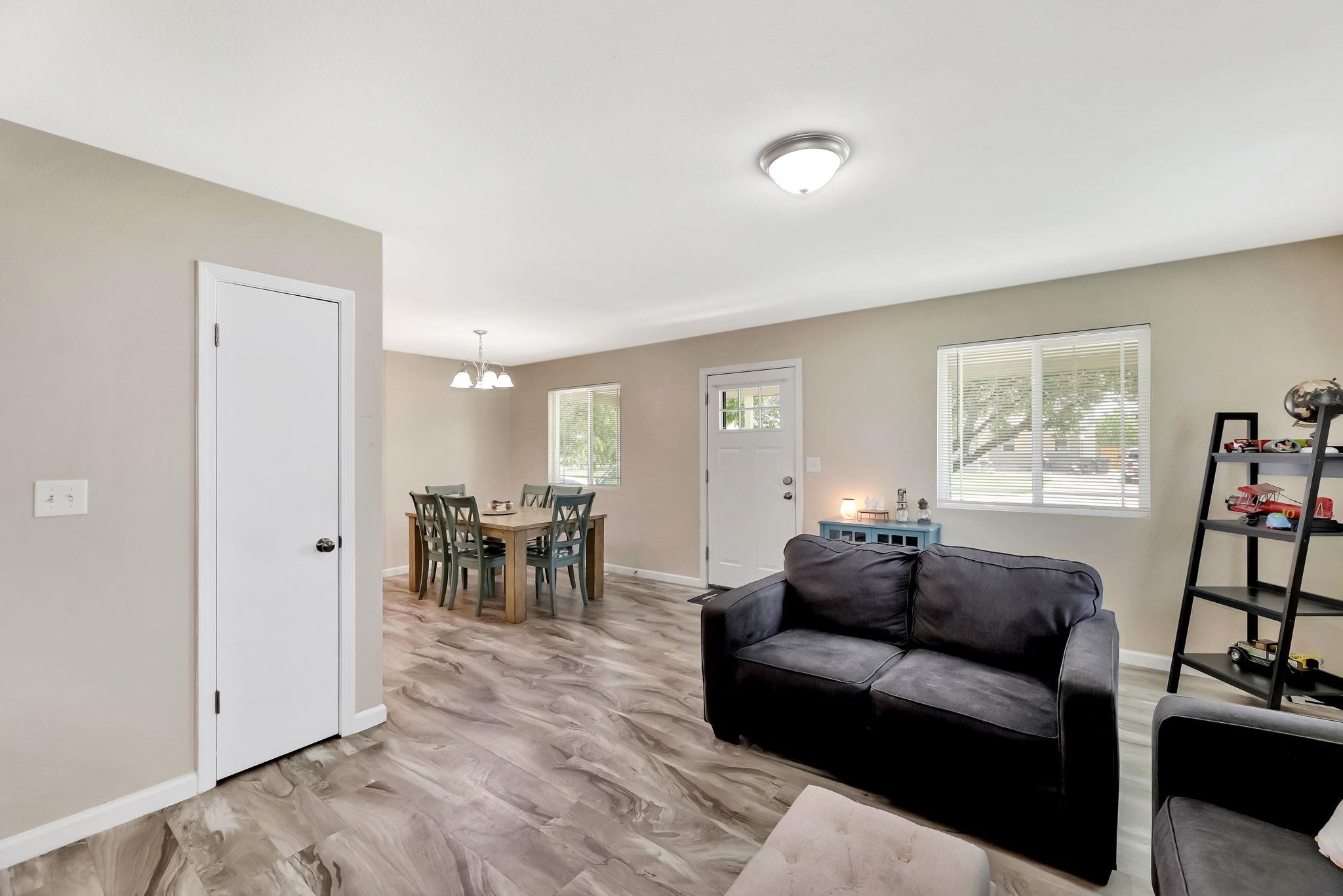 Haysville, Kansas 67060, United States, 3 Bedrooms Bedrooms, ,3 BathroomsBathrooms,Residential,Pending,61714