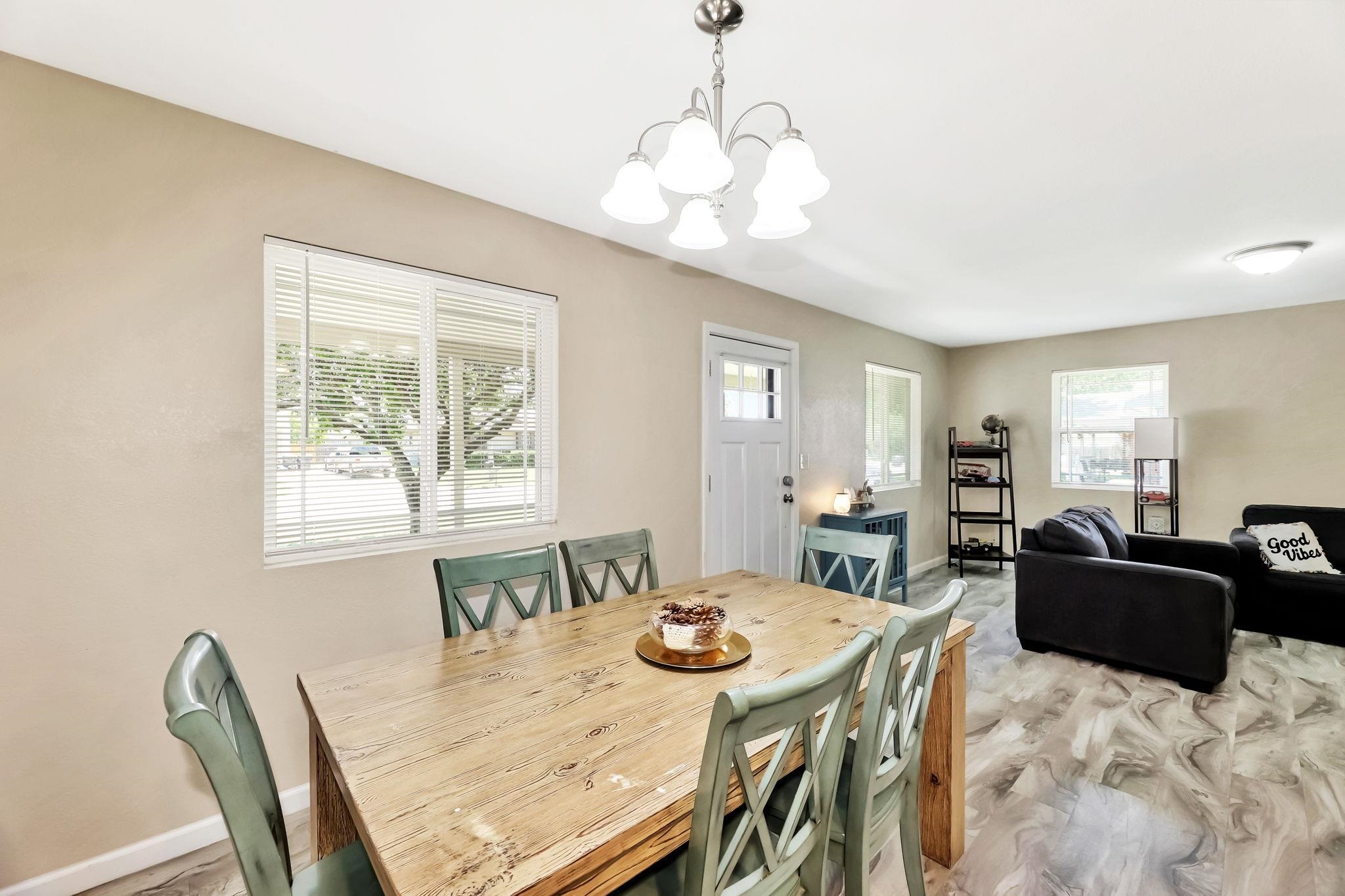 Haysville, Kansas 67060, United States, 3 Bedrooms Bedrooms, ,3 BathroomsBathrooms,Residential,Pending,61714