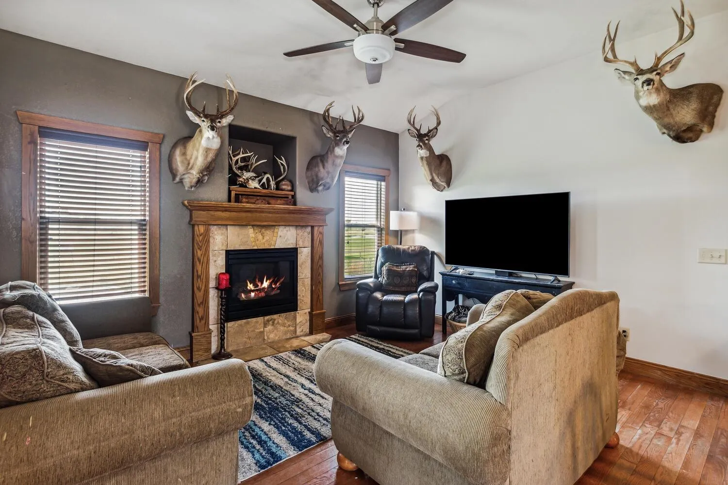 Cheney, Kansas 67025, United States, 4 Bedrooms Bedrooms, ,3 BathroomsBathrooms,Residential,Pending,49242