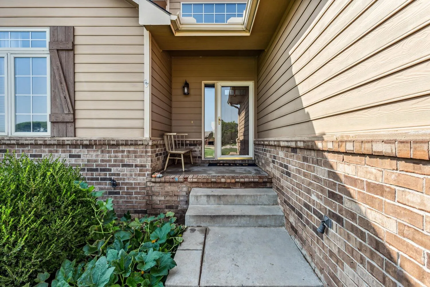 Cheney, Kansas 67025, United States, 4 Bedrooms Bedrooms, ,3 BathroomsBathrooms,Residential,Pending,49242