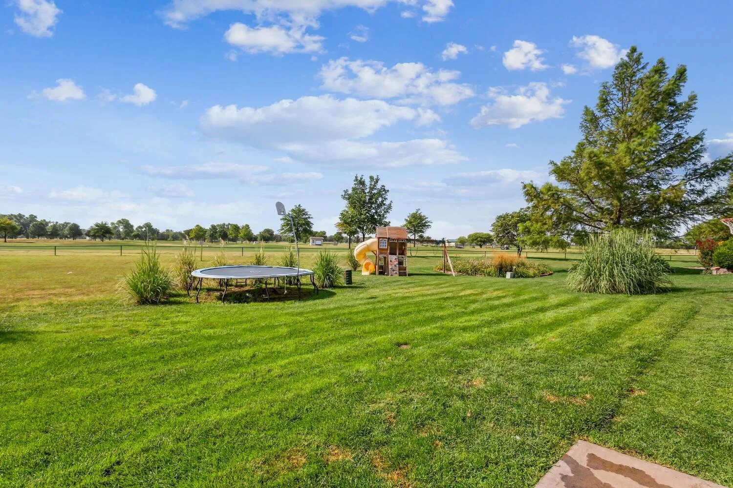 Cheney, Kansas 67025, United States, 4 Bedrooms Bedrooms, ,3 BathroomsBathrooms,Residential,Pending,49242