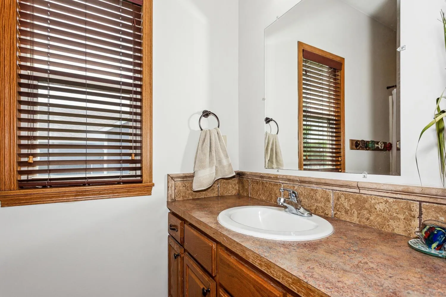 Cheney, Kansas 67025, United States, 4 Bedrooms Bedrooms, ,3 BathroomsBathrooms,Residential,Pending,49242