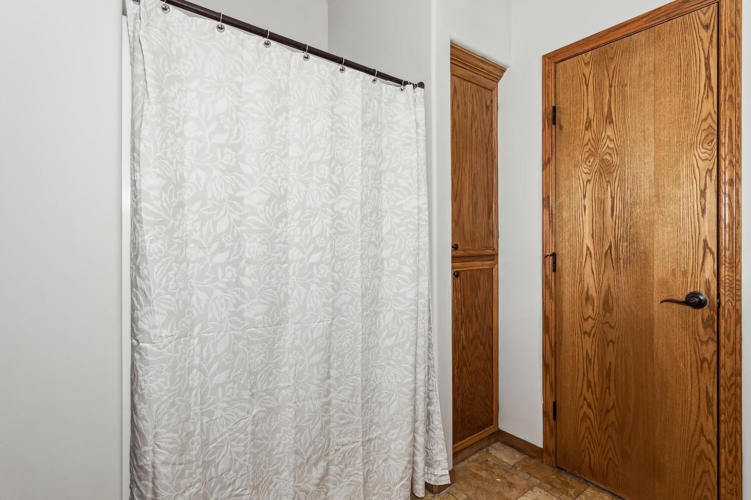 Cheney, Kansas 67025, United States, 4 Bedrooms Bedrooms, ,3 BathroomsBathrooms,Residential,Pending,49242