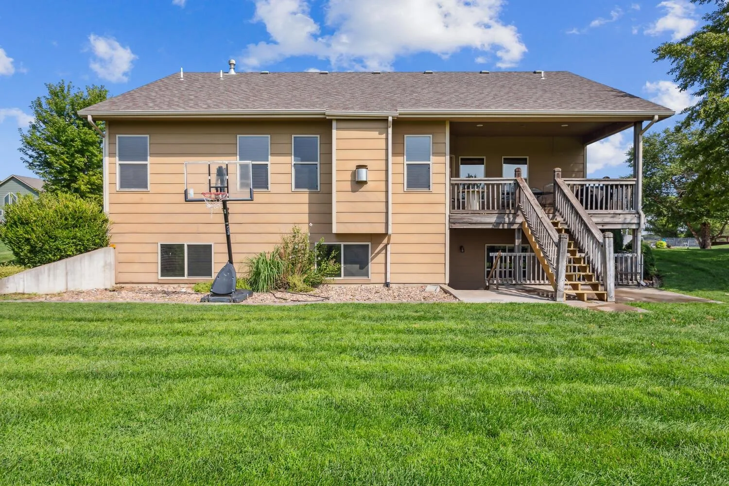 Cheney, Kansas 67025, United States, 4 Bedrooms Bedrooms, ,3 BathroomsBathrooms,Residential,Pending,49242