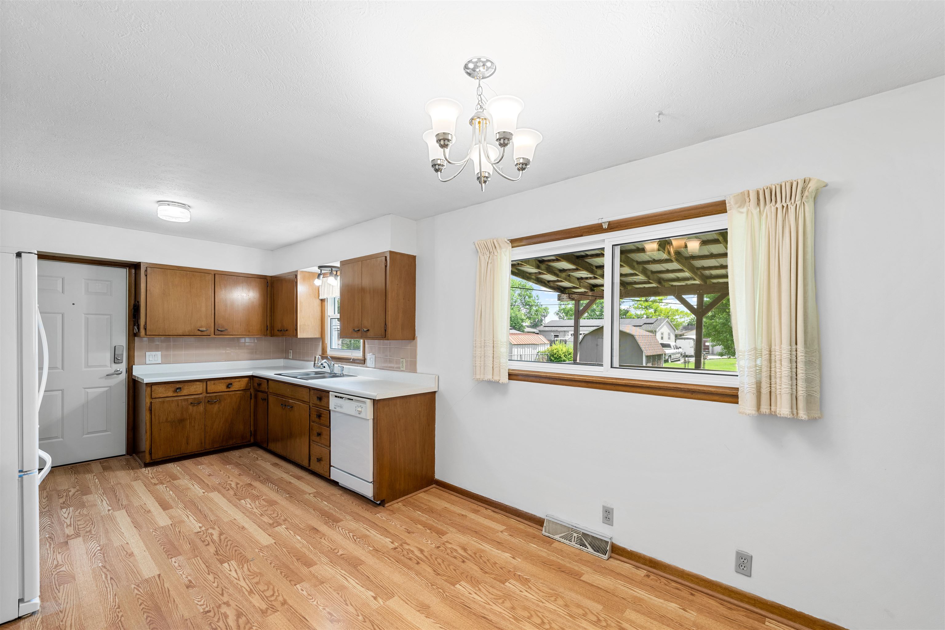 2015 Roach St, Salina, Kansas image 4
