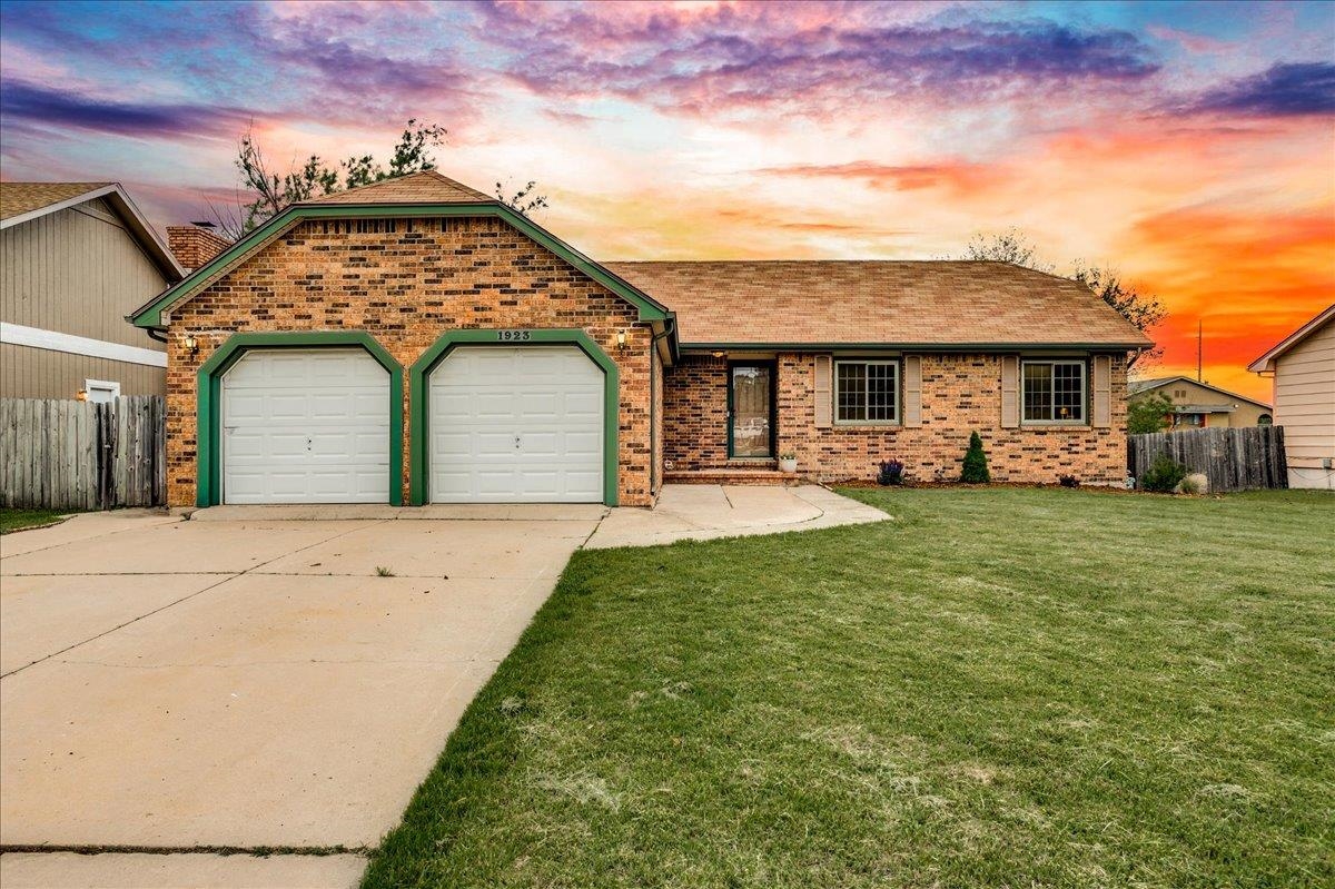1923 S White Oak Dr, Wichita, Kansas image 1