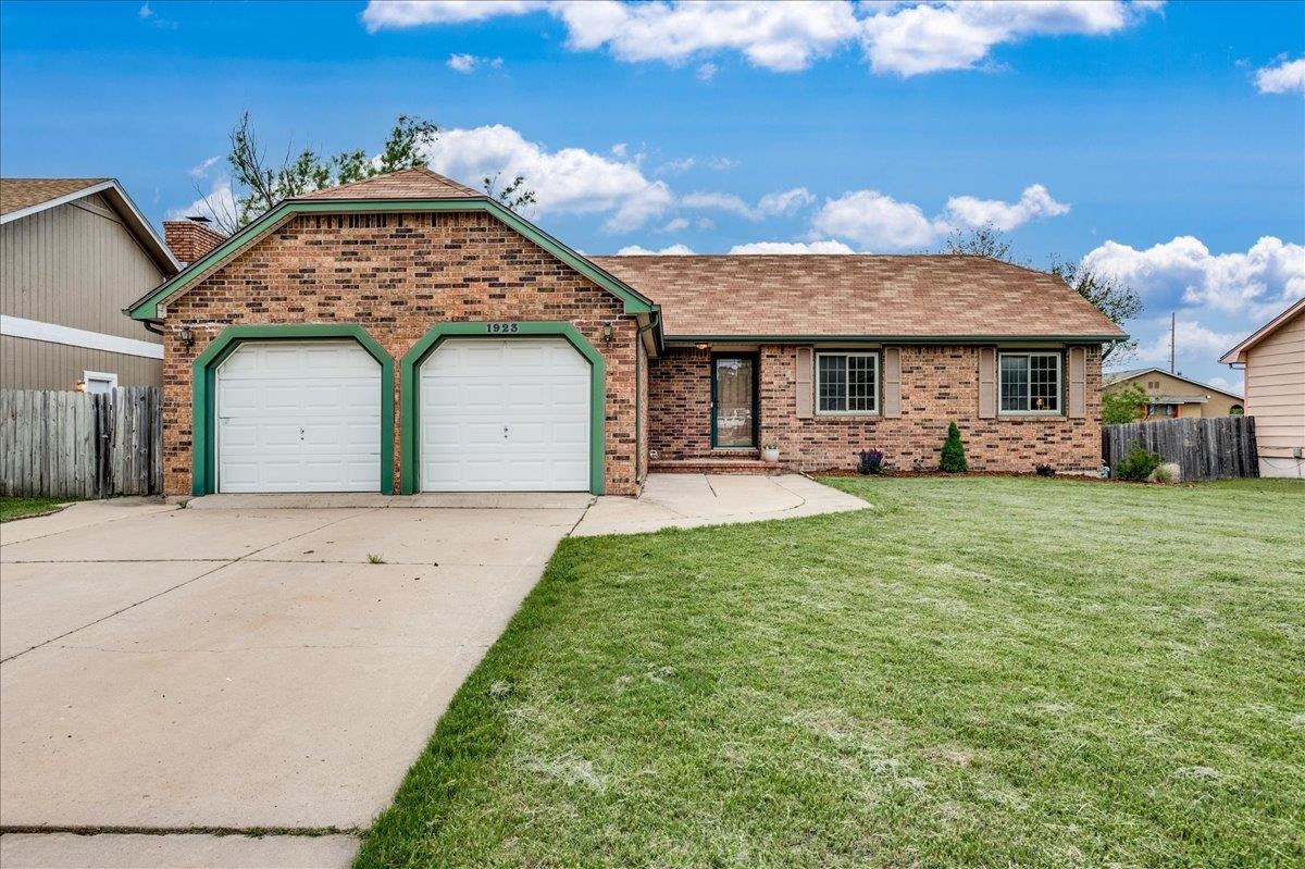 1923 S White Oak Dr, Wichita, Kansas image 2