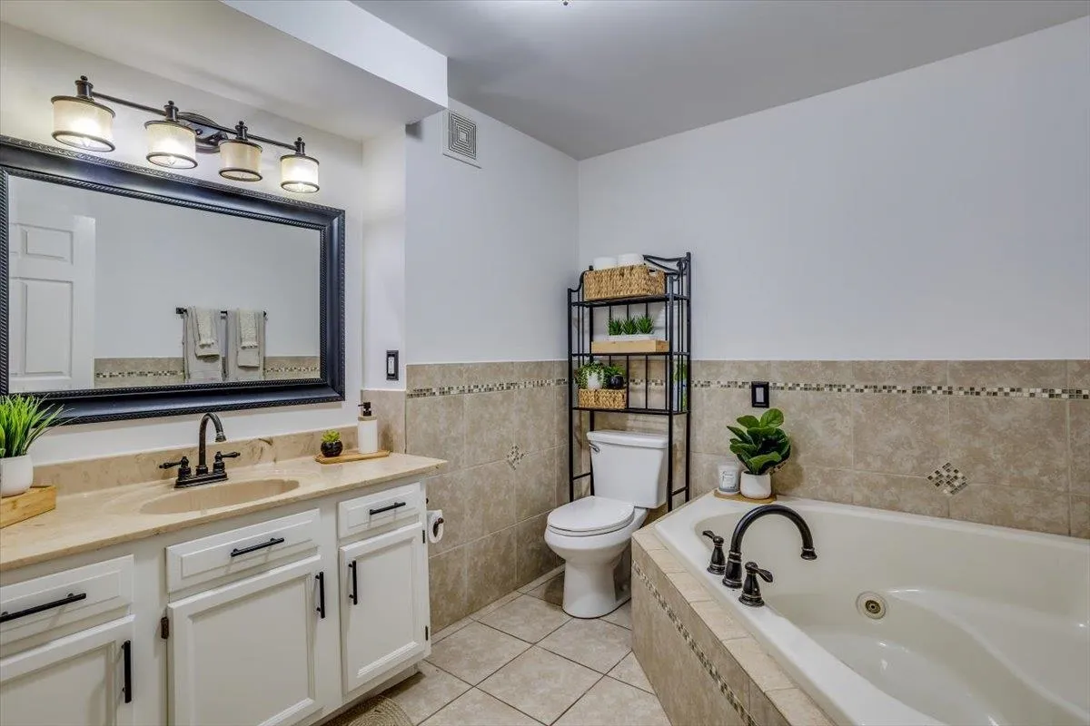 Wichita, Kansas 67212, United States, 2 Bedrooms Bedrooms, ,2 BathroomsBathrooms,Residential,Pending,94584