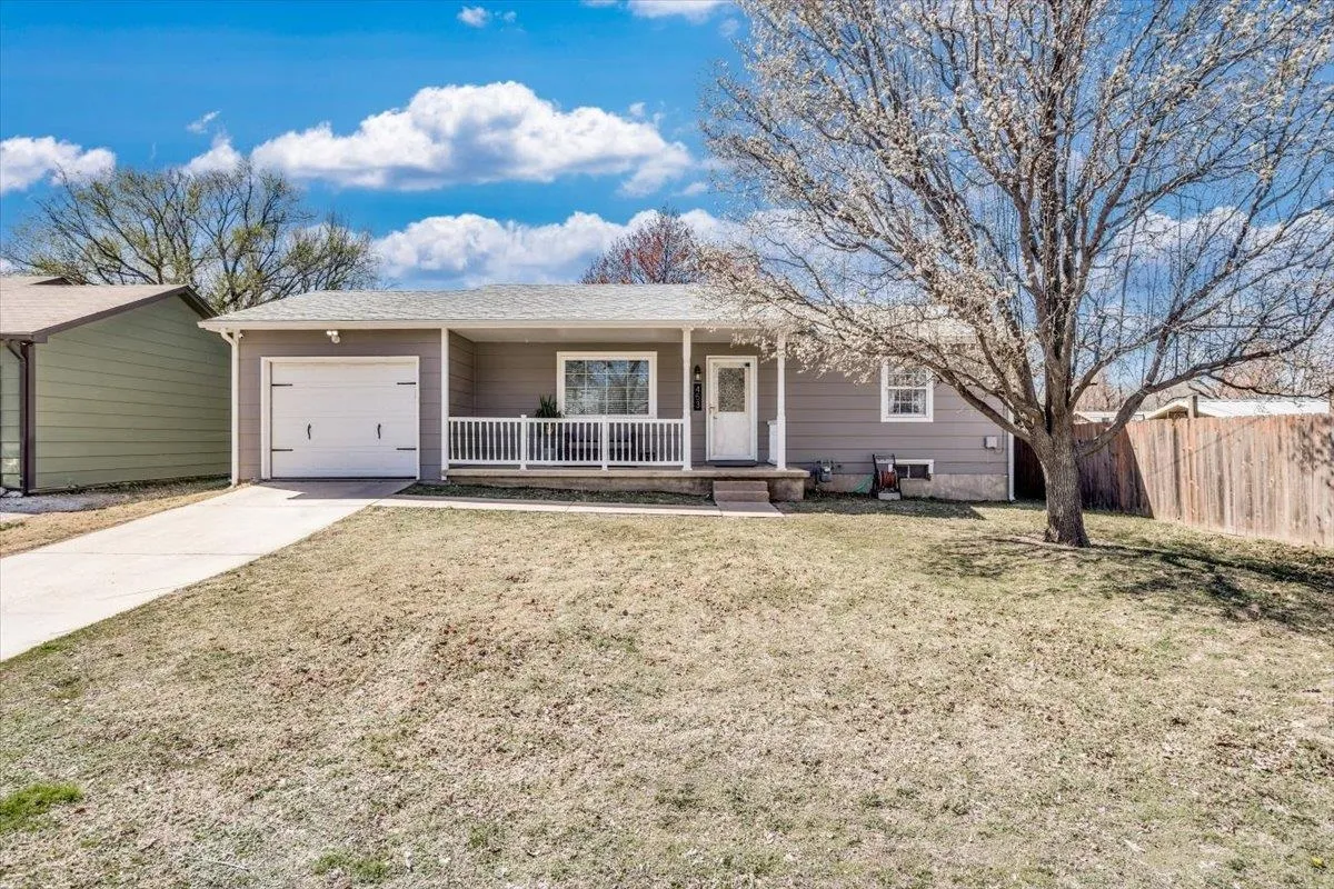 Wichita, Kansas 67212, United States, 2 Bedrooms Bedrooms, ,2 BathroomsBathrooms,Residential,Pending,94584