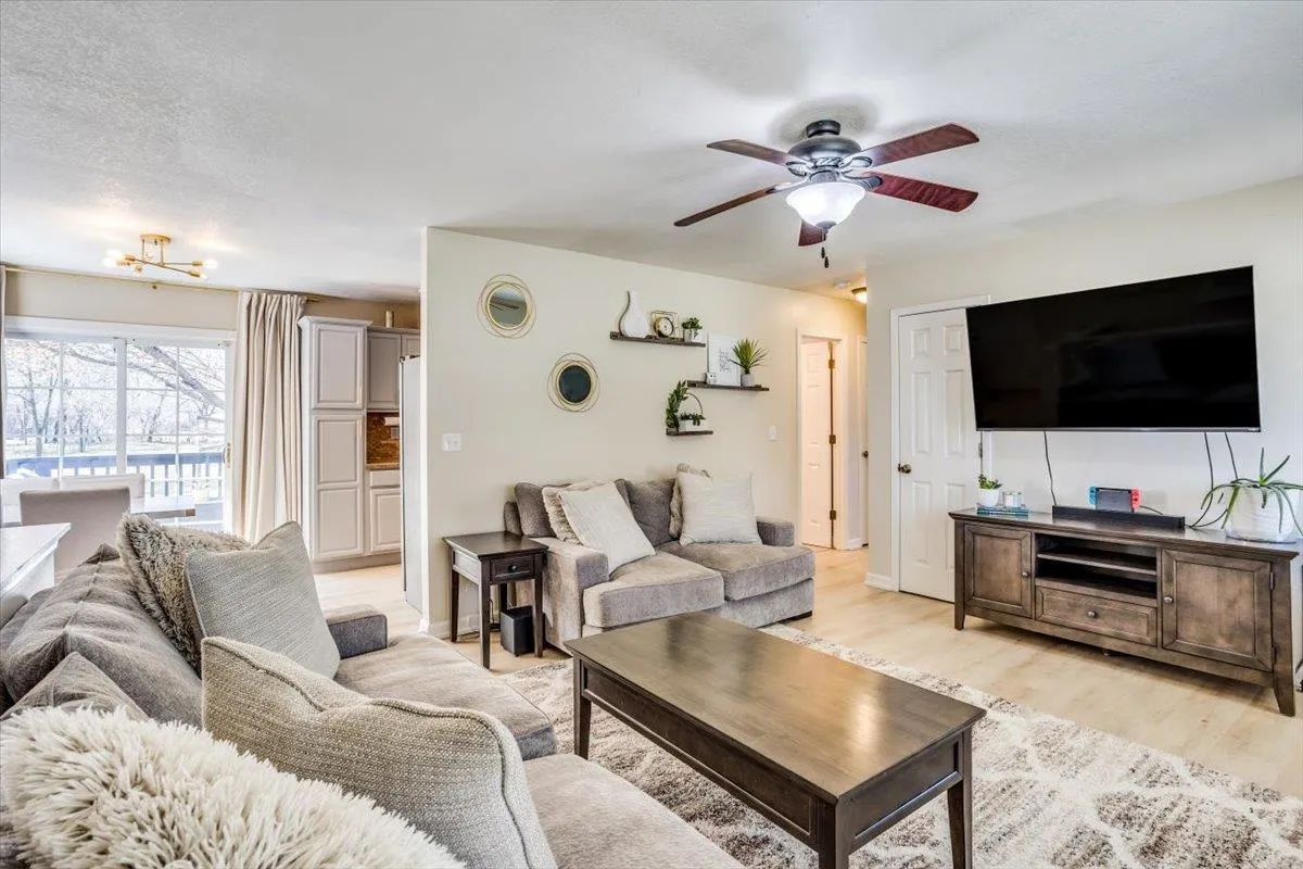 Wichita, Kansas 67212, United States, 2 Bedrooms Bedrooms, ,2 BathroomsBathrooms,Residential,Pending,94584