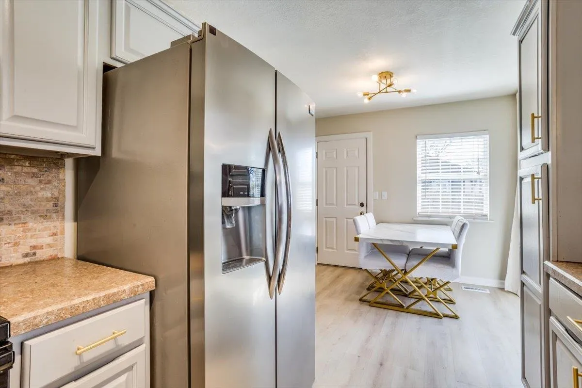 Wichita, Kansas 67212, United States, 2 Bedrooms Bedrooms, ,2 BathroomsBathrooms,Residential,Pending,94584