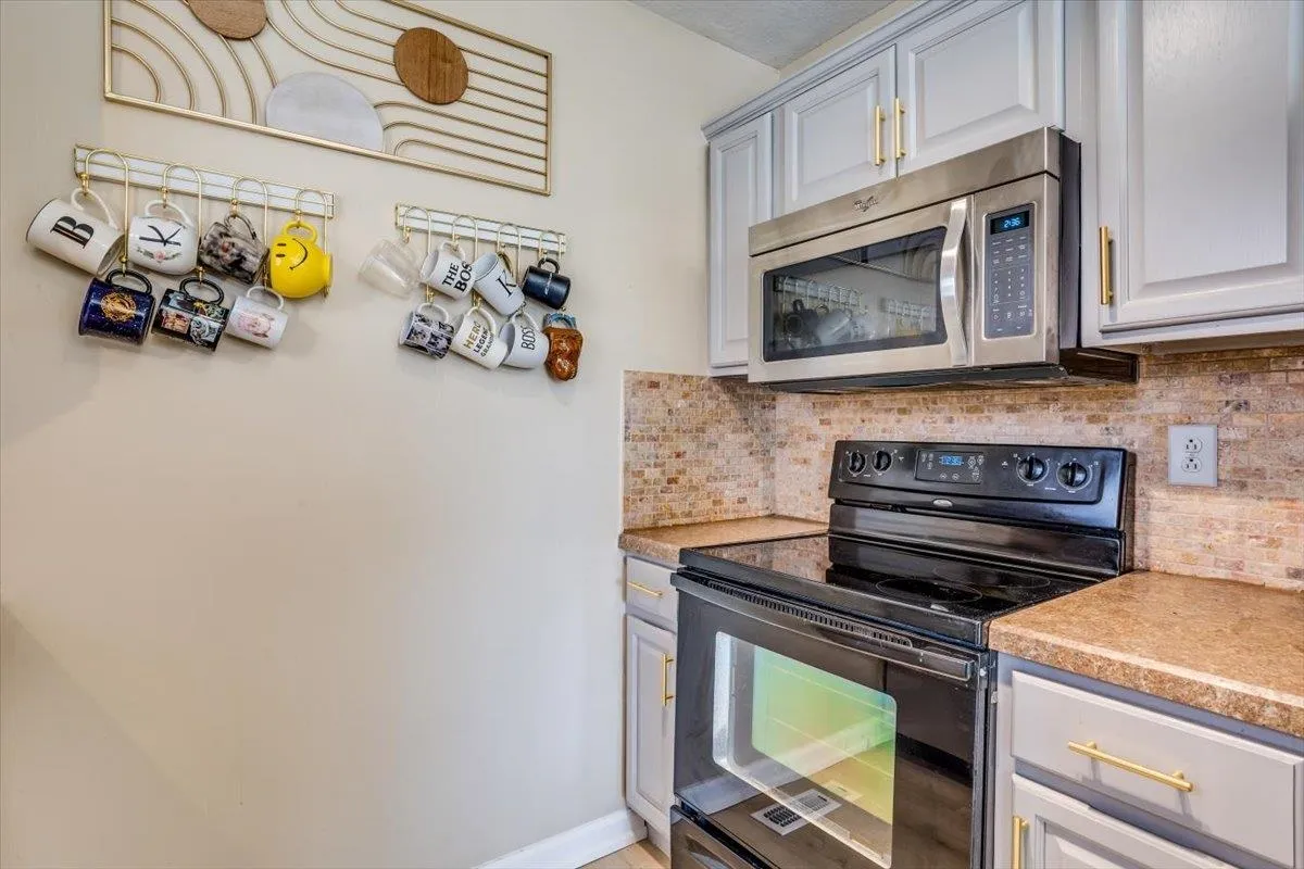 Wichita, Kansas 67212, United States, 2 Bedrooms Bedrooms, ,2 BathroomsBathrooms,Residential,Pending,94584