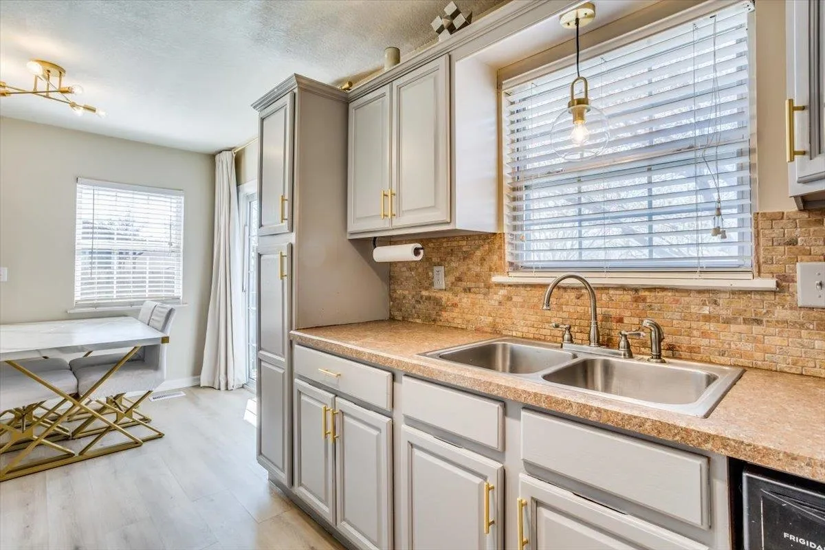 Wichita, Kansas 67212, United States, 2 Bedrooms Bedrooms, ,2 BathroomsBathrooms,Residential,Pending,94584