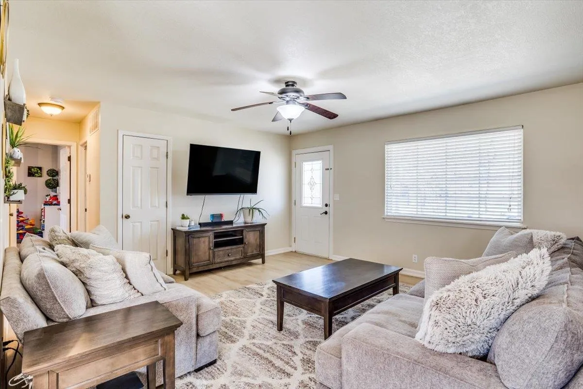 Wichita, Kansas 67212, United States, 2 Bedrooms Bedrooms, ,2 BathroomsBathrooms,Residential,Pending,94584